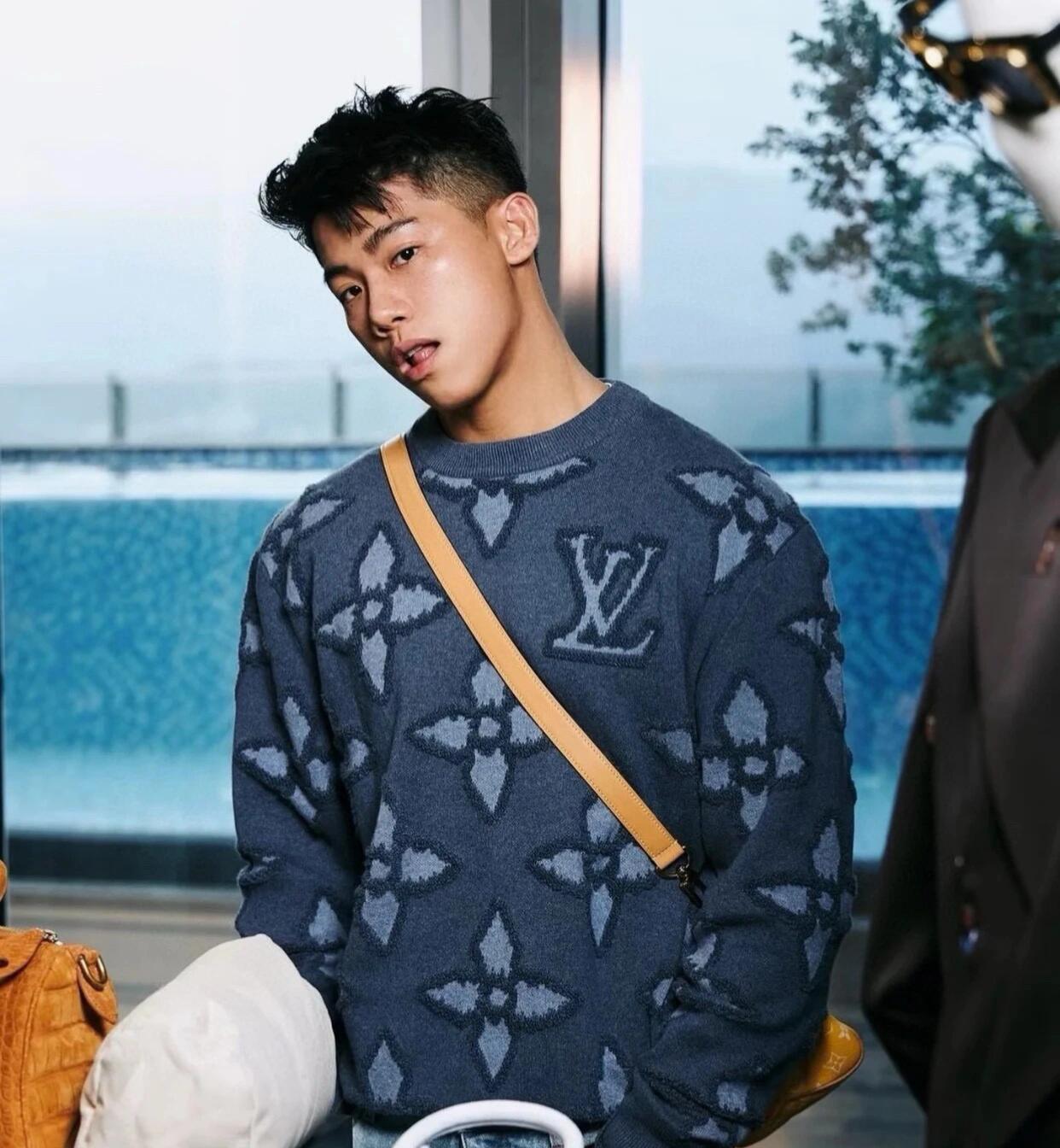 NO:457180,.LOUIS VUITTON 25ss concave and convex inlay sweater The fabric is made of 60 wool 18 cotton 22 fiber mixed imitation fabric. This fabric is not easy to pill. The upper body is soft and very comfortable. The gray and white thread of the jacquard concave and convex part is embedded with 100 cotton. The pure cotton material can make the texture tighter. This round neck shirt is from the L Seo Bo series, which greets the artist's paintings with 3D jacquard patterns, demonstrating the brand's creative mind and exquisite craftsmanship. The LV logo is full-frame, and the light cotton wool cloth is a good choice for the season. The full-frame jacquard is woven with the latest weaving machine, and the original computer scans and positioning is the same as the original logo. Auxiliary materials 11 custom washing water trademark Craft 11 custom bullying LOGO Fabric 11 restored fabric material Size: S-M-L Color blue Exclusive, louis  vuitton, louis vuitton,sweaters,alexander wang19860909.LOUIS VUITTON 25ss凹凸嵌花毛衣 面料采用60羊毛 18棉 22纤维混仿面料,该款面料不易起球.上身柔软,非常之舒适.提花凹凸部分灰白线采用100棉相嵌,纯绵材料可让纹路更加紧质. 本款圆领衫出自L Seo Bo系列,以3D提花图案致意艺术家的绘画作品,彰显品牌创意思维和精湛匠艺.LV标识栖身全幅,轻盈棉羊毛布成就季中佳选. 工艺全幅提花采用最新织布机织出,原版电脑扫描定位,与原版logo大小一至. 辅料11定制洗水商标 工艺11定制欺花LOGO 面料11还原面料材料 尺码: S-M-L 颜色蓝 独家专供,,louis vuitton,louis vuitton,sweaters,alexander wang,Men's clothing