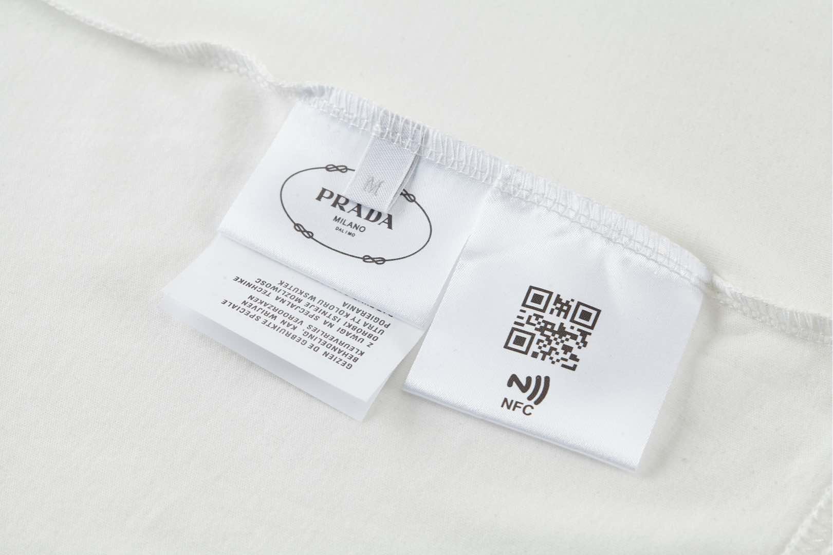  。PRADA科技栓面口袋POLO衫
面料：采用50支双面科技棉，该款面料采用长纱精棉定织成而，双股缠绕