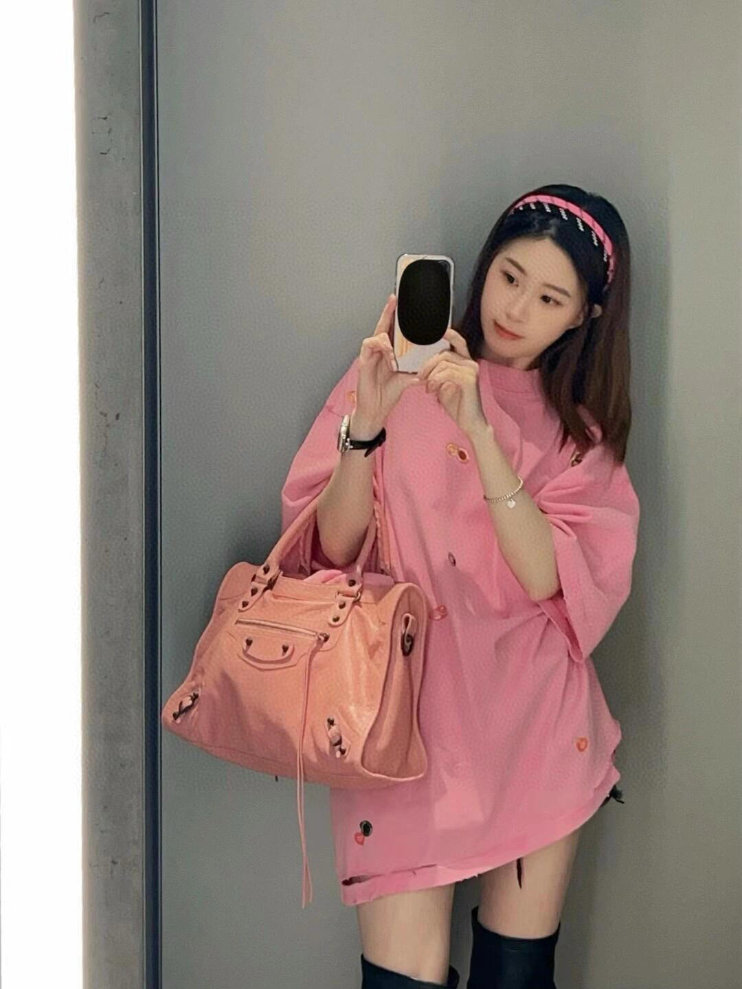  。BLCG 巴黎卡通印花做旧短袖
面料：采用21支巴黎棉 该款面料采用巴黎专用面料为原版定织，棉料采用