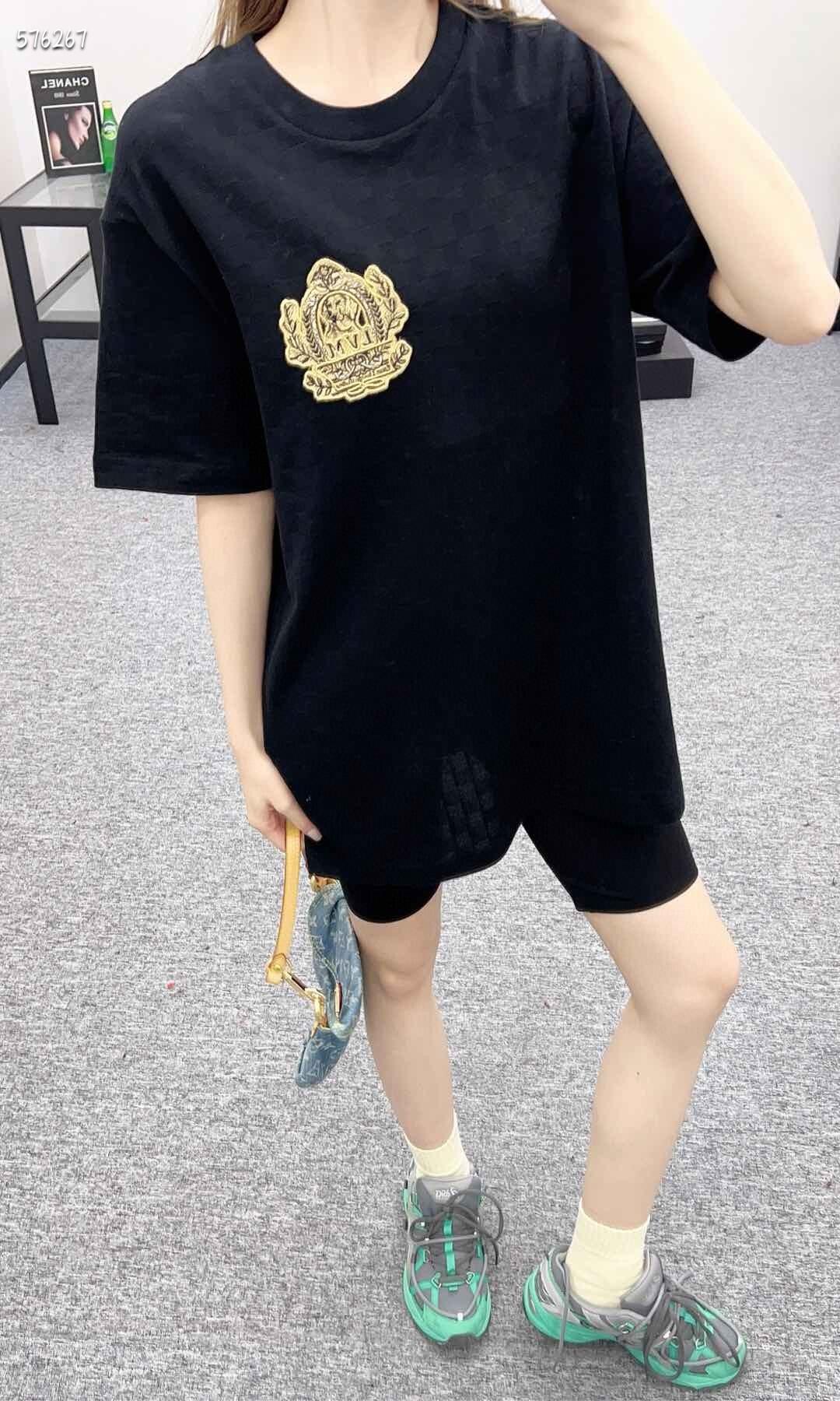  。LOUIS VUITTON 金狗章仔刺绣短袖
面料：采用珠地棉提花棋盘格面料，成份为95%棉 5%绦