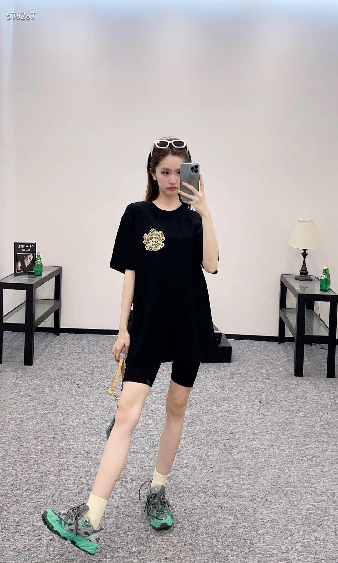  。LOUIS VUITTON 金狗章仔刺绣短袖
面料：采用珠地棉提花棋盘格面料，成份为95%棉 5%绦