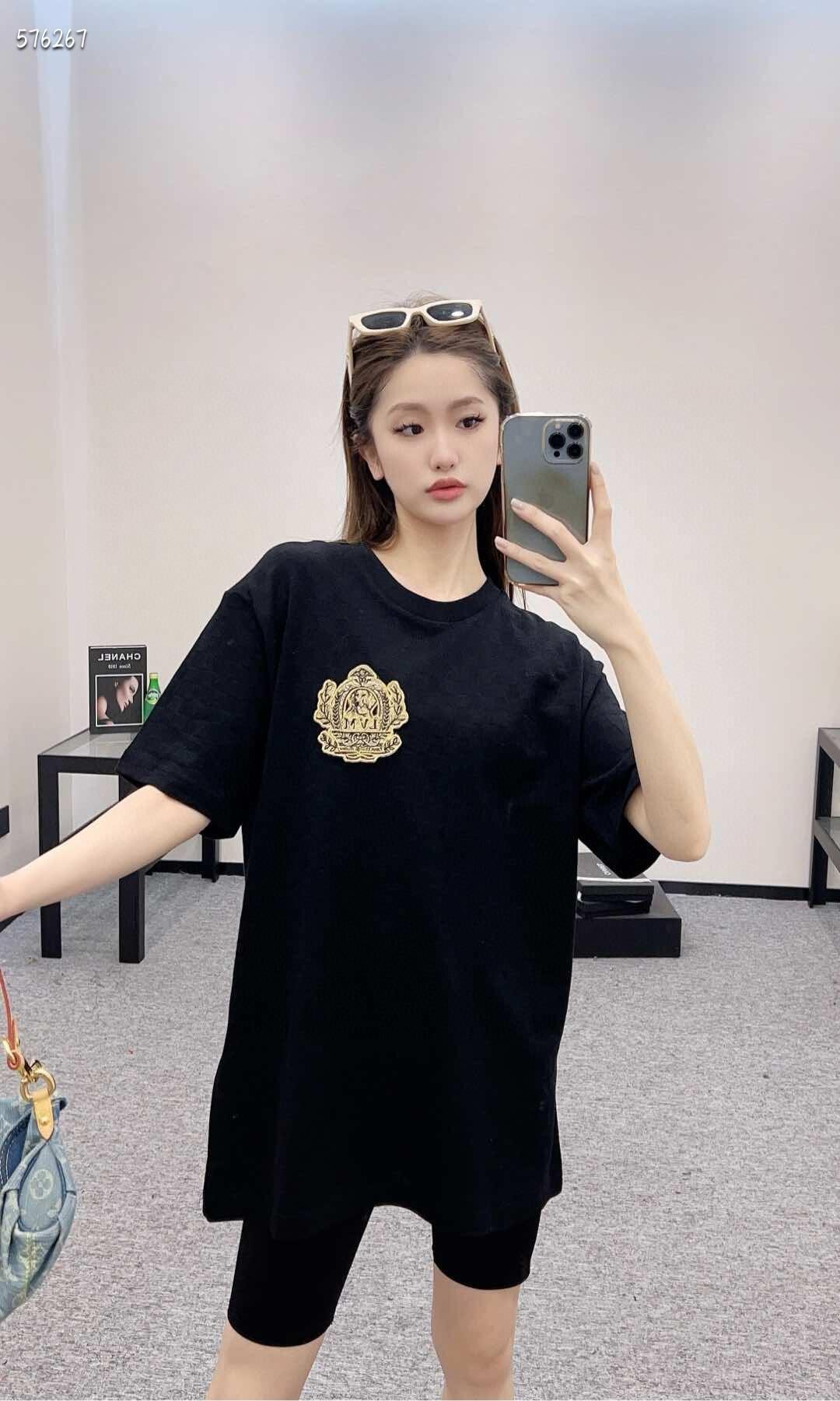  。LOUIS VUITTON 金狗章仔刺绣短袖
面料：采用珠地棉提花棋盘格面料，成份为95%棉 5%绦