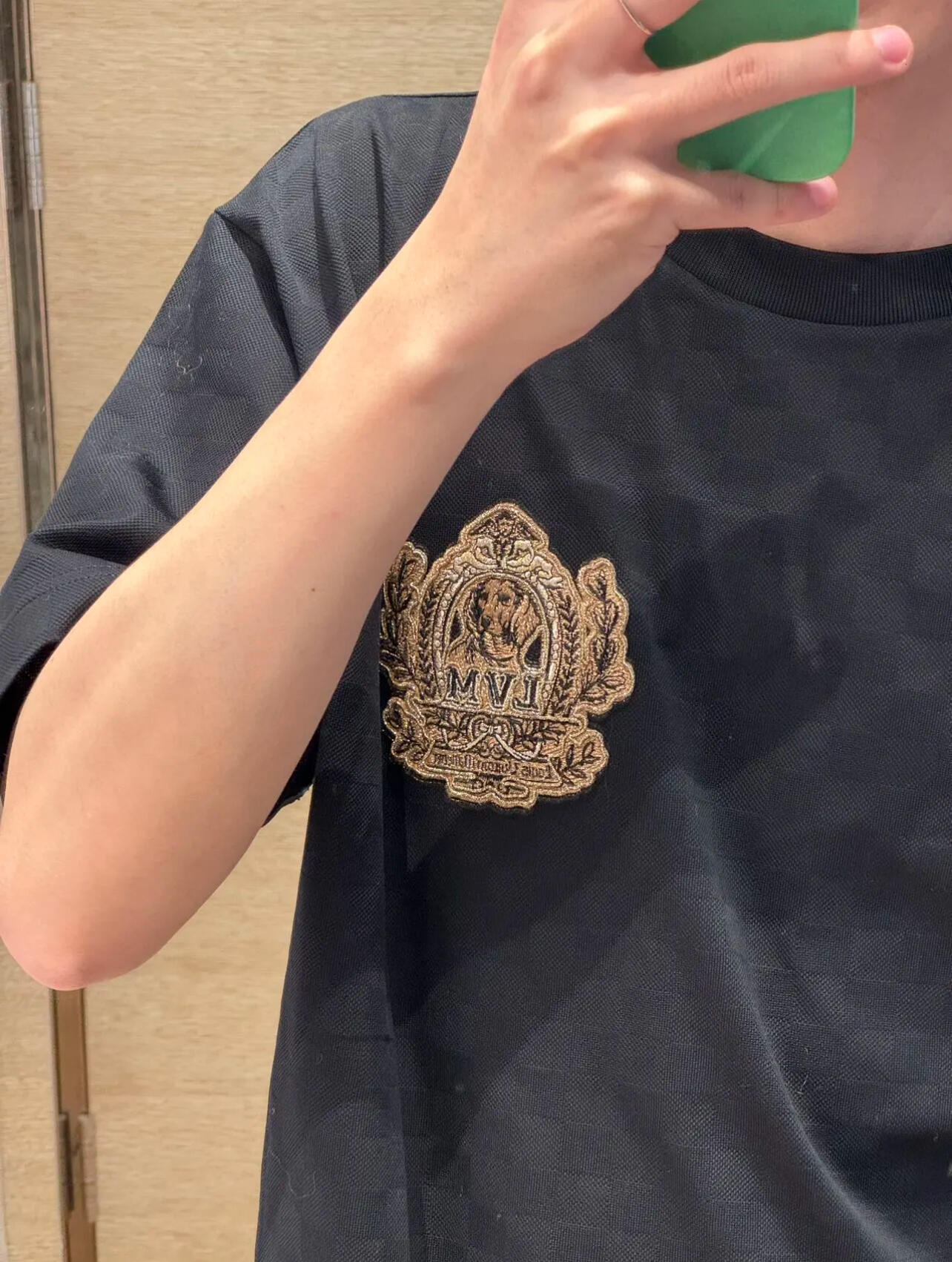  。LOUIS VUITTON 金狗章仔刺绣短袖
面料：采用珠地棉提花棋盘格面料，成份为95%棉 5%绦