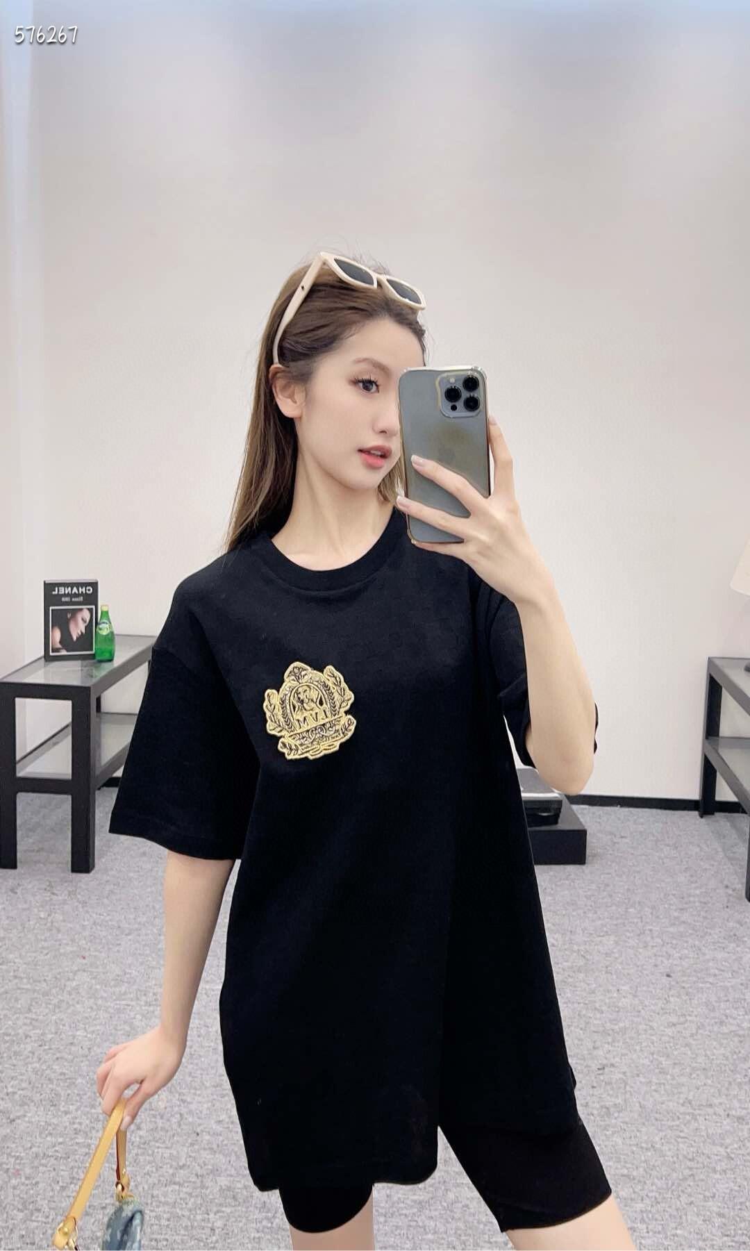  。LOUIS VUITTON 金狗章仔刺绣短袖
面料：采用珠地棉提花棋盘格面料，成份为95%棉 5%绦