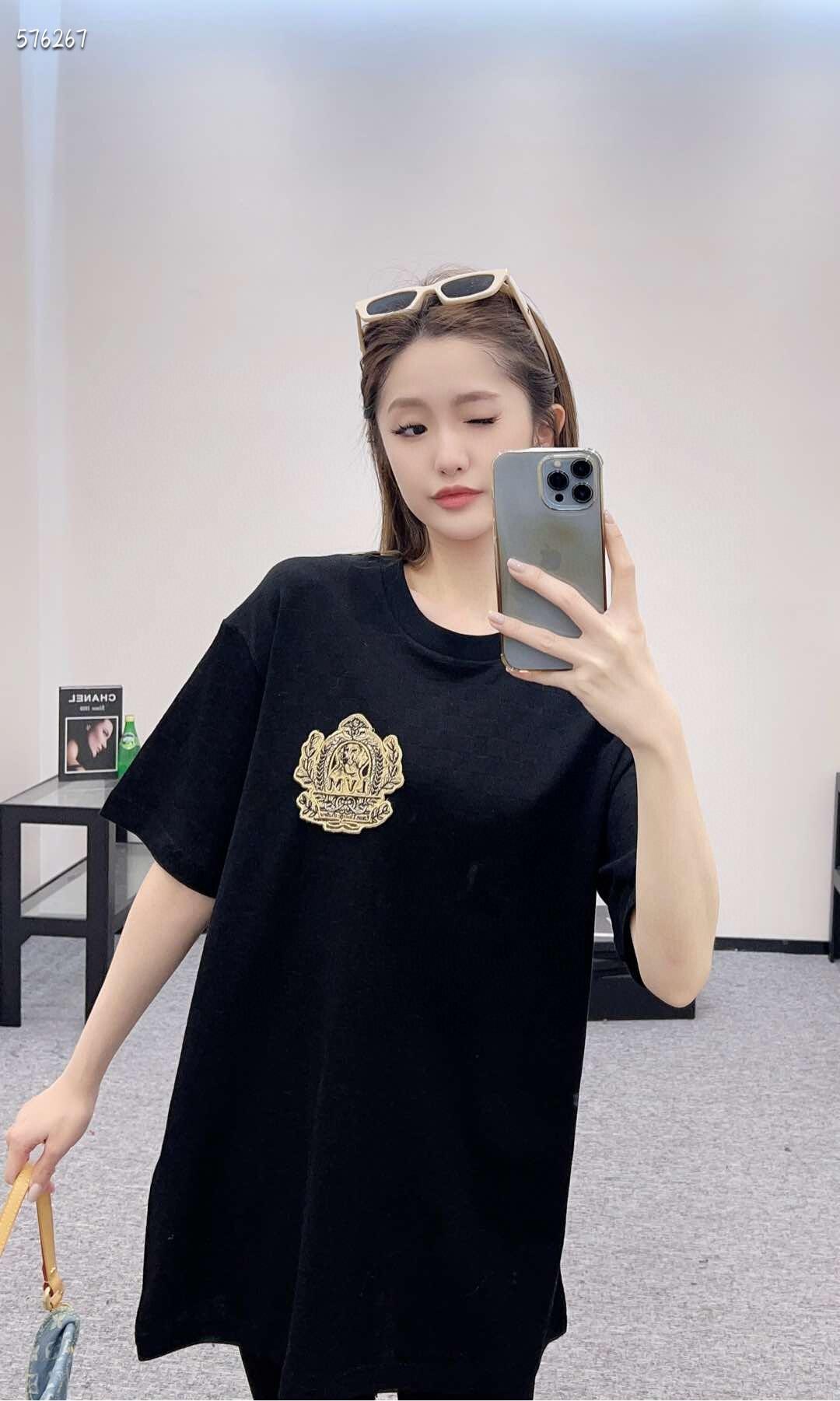  。LOUIS VUITTON 金狗章仔刺绣短袖
面料：采用珠地棉提花棋盘格面料，成份为95%棉 5%绦