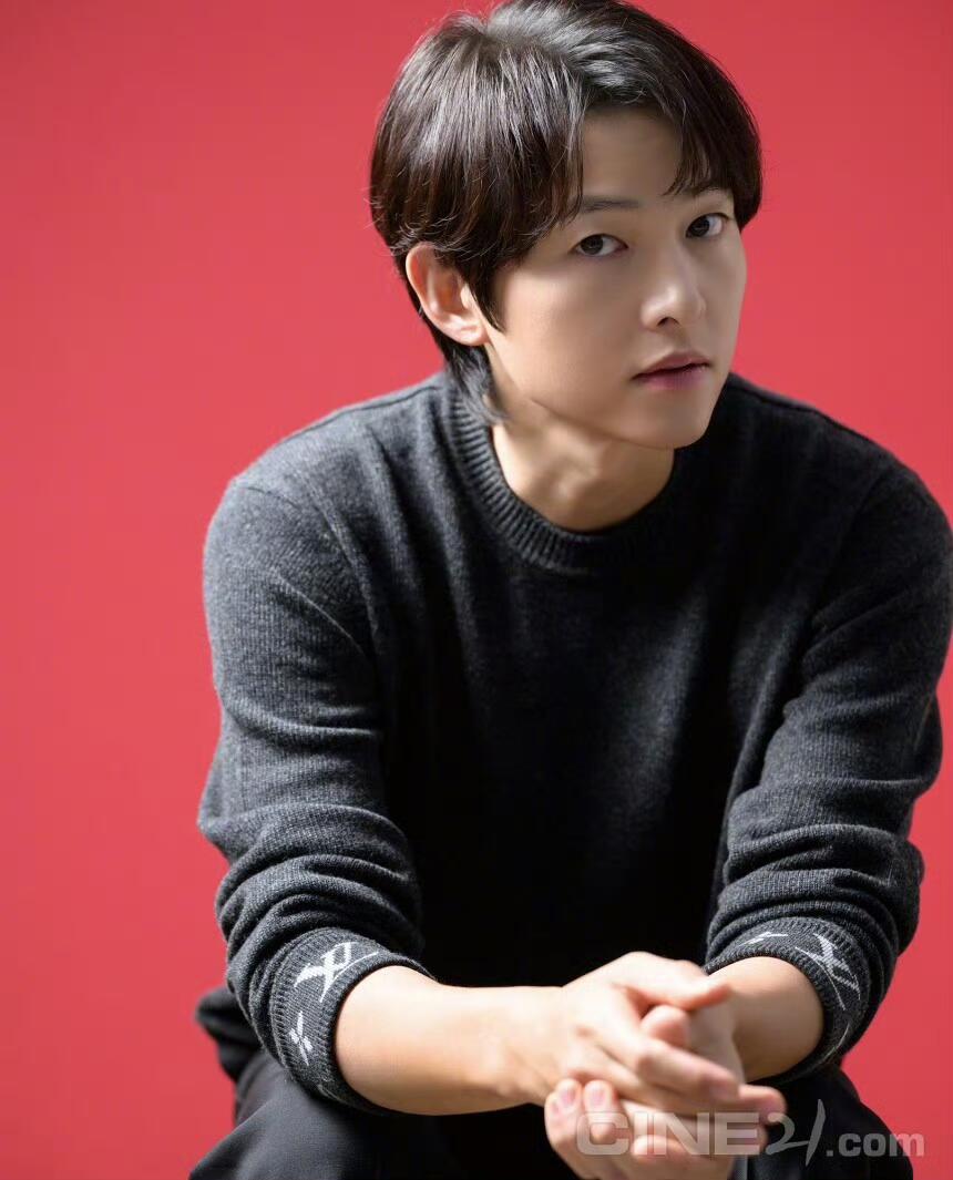 NO:457178,.LOUIS VUITTON cuff jacquard cashmere sweater fabric is made of 55 cashmere fabric and matched with 45 cotton. The fabric is soft and comfortable, and the upper body is not attached. The style is three-dimensional and stylish. The fabric is often washed with water and has a fixed pattern and a fixed color. The craft jacquard is made of professional point-of-position jacquard using German imported wool looms, and the original 11 scan pattern is copied. This round-neck pullover is a soft cashmere rendering trendy color, and incorporates Monogram elements into the rib knitted cuffs, which are suitable for matching with various shapes. Customized auxiliary materials 11 washing trademark craftsmanship 11 jacquard pattern Fabric 11 cashmere cotton Size S-M-L Color black and gray Exclusively available, louis vuitton, sweaters, alexander wang19860909.LOUIS VUITTON 袖口提花羊绒毛衣 面料采用55羊绒面料 搭配45棉.该款面料柔软舒适上身不贴,版型立体有型可外穿或做打底.面料经常洗水已固定版型与固色. 工艺提花采用德国进口毛织机专业点位提花,原版11扫描图案复刻而成. 本款圆领套头衫为柔软山羊绒渲染潮流色调,于罗纹针织袖口融入 Monogram元素,与各式造型搭配皆宜. 辅料定制11洗水商标 工艺定制11提花图案 面料定制11羊绒棉料 尺码S-M-L 颜色黑灰 独家专供,,louis vuitton,sweaters,alexander wang,Men's clothing