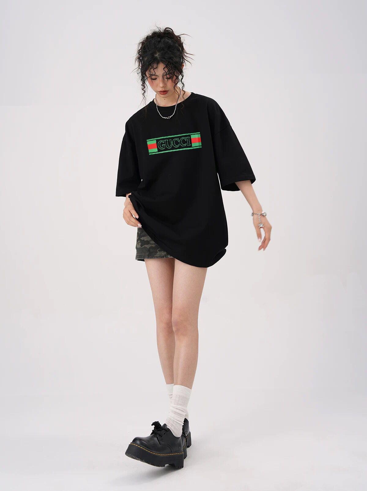 。Gucci 新标签名印刺短袖
面料：采用50支双股平纹面料，该款面料采用高温固色与固定版型，使衣服不会