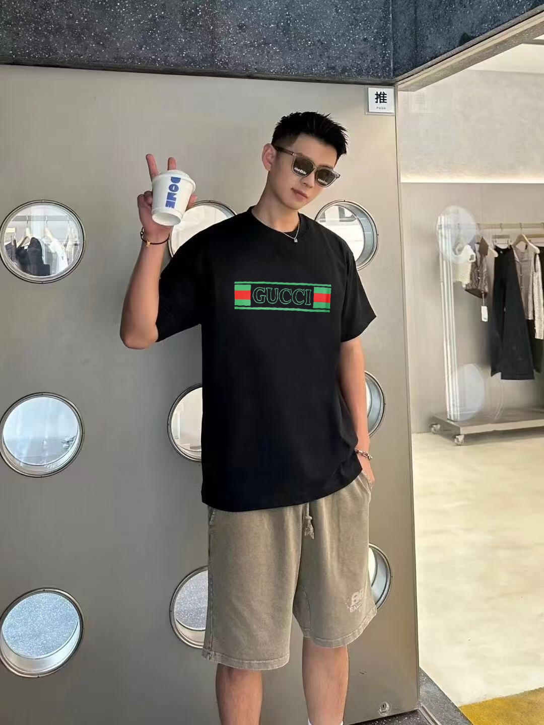 。Gucci 新标签名印刺短袖
面料：采用50支双股平纹面料，该款面料采用高温固色与固定版型，使衣服不会