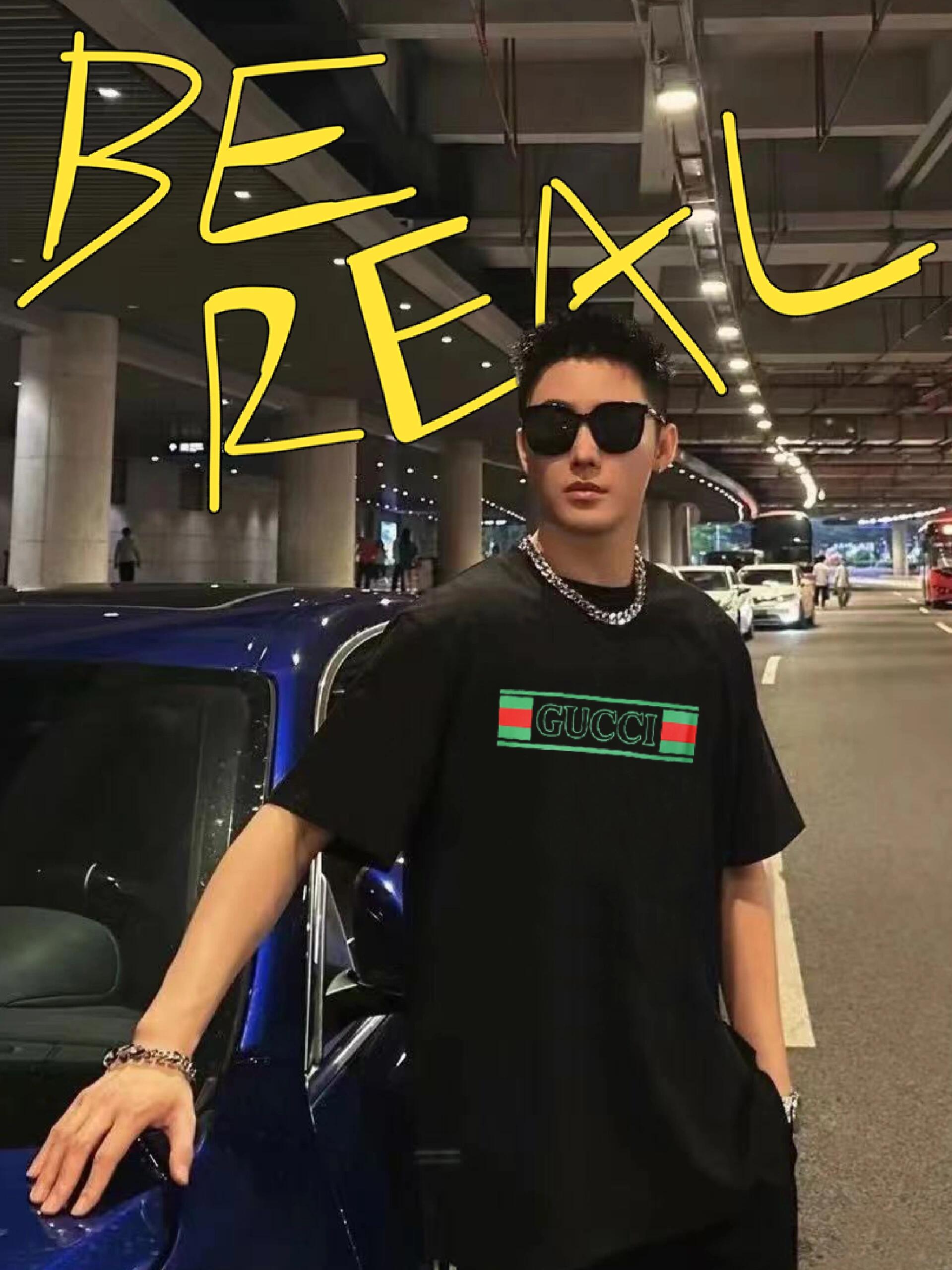 。Gucci 新标签名印刺短袖
面料：采用50支双股平纹面料，该款面料采用高温固色与固定版型，使衣服不会