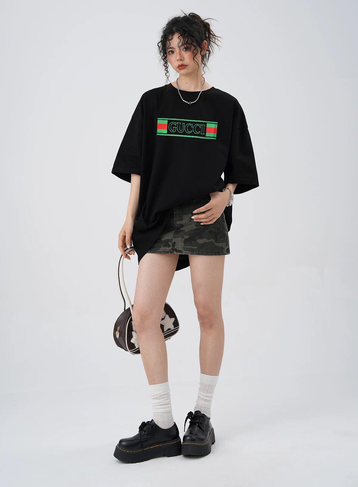 。Gucci 新标签名印刺短袖
面料：采用50支双股平纹面料，该款面料采用高温固色与固定版型，使衣服不会