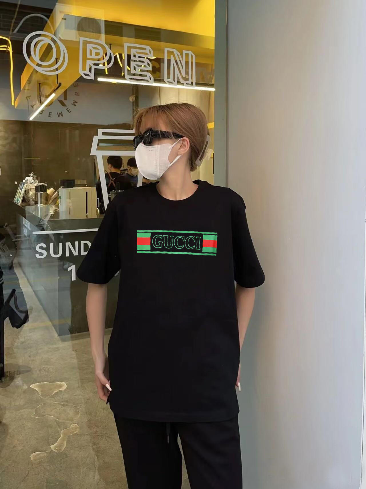 。Gucci 新标签名印刺短袖
面料：采用50支双股平纹面料，该款面料采用高温固色与固定版型，使衣服不会