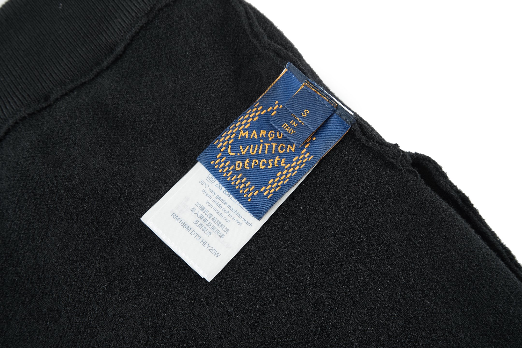 。LOUIS VUITTON 暗纹提花针织短裤
面料：采用40支双股定织面料，面料成份为85棉与15羊毛