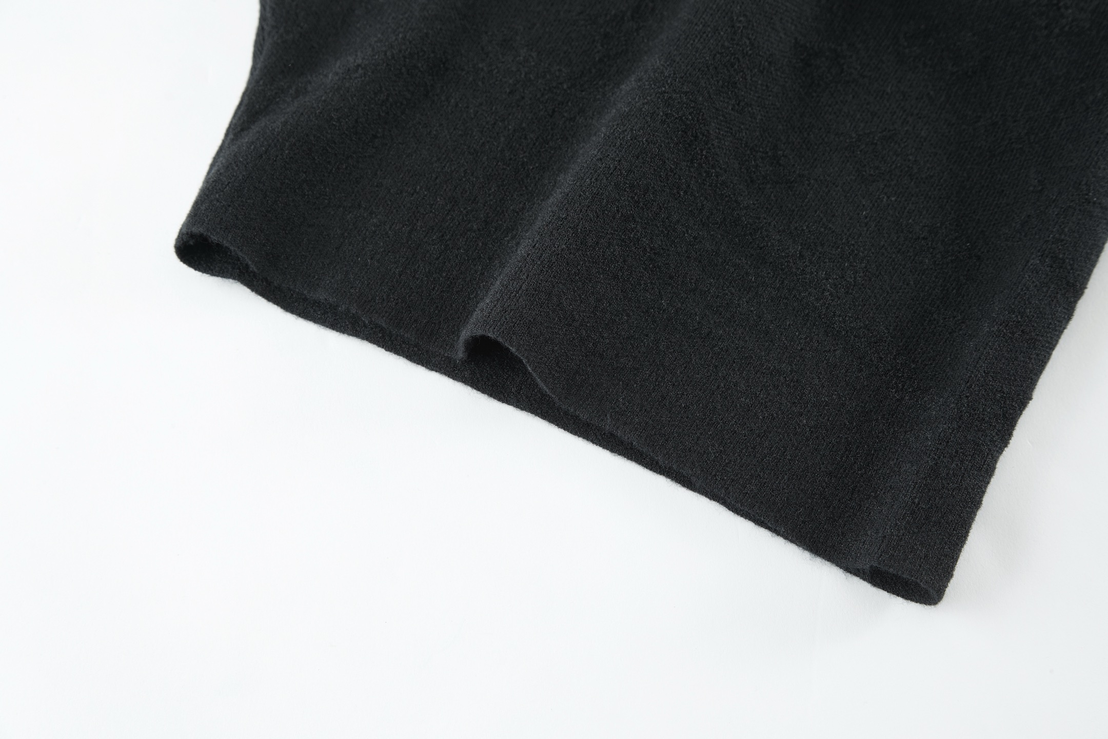 。LOUIS VUITTON 暗纹提花针织短裤
面料：采用40支双股定织面料，面料成份为85棉与15羊毛