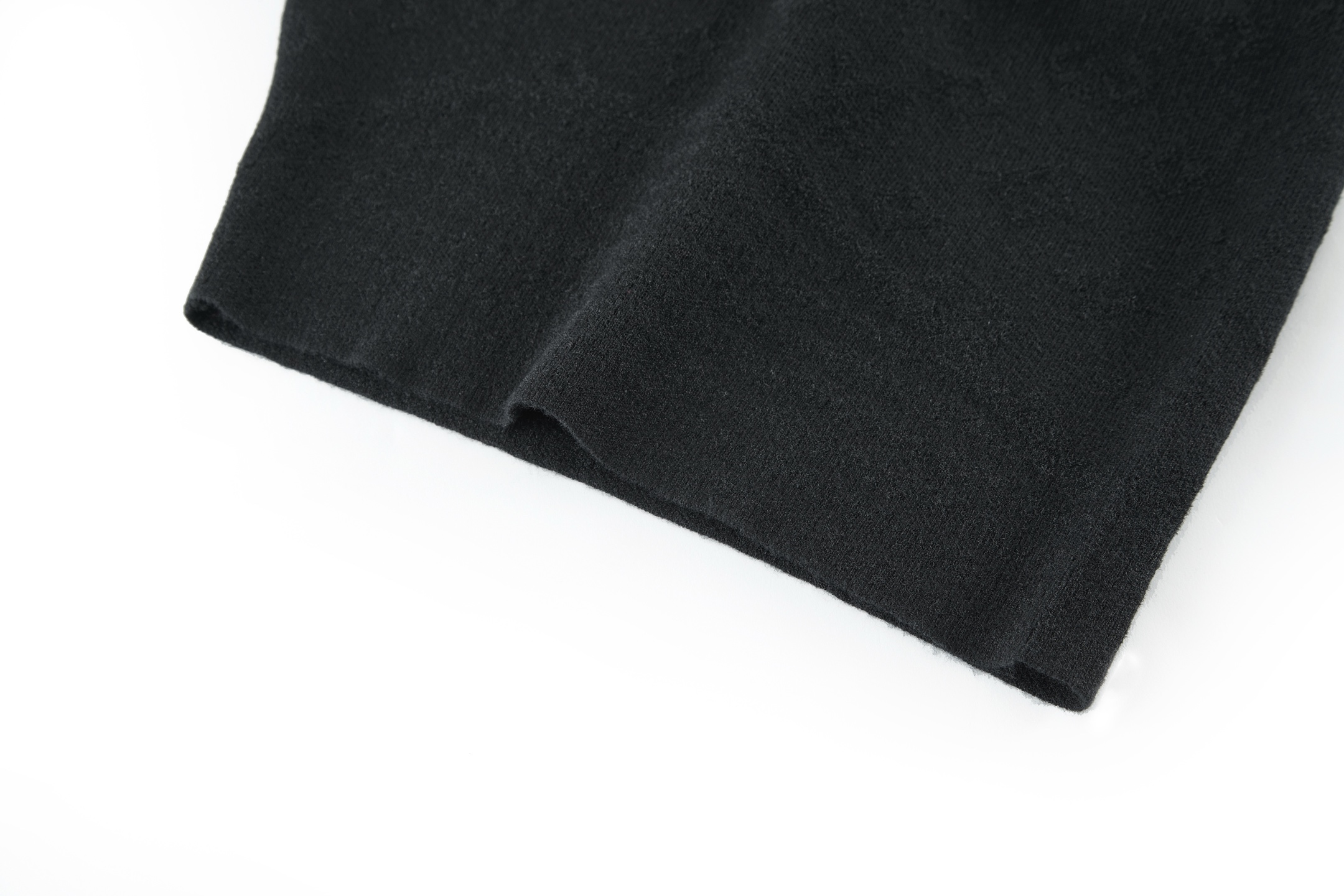 。LOUIS VUITTON 暗纹提花针织短裤
面料：采用40支双股定织面料，面料成份为85棉与15羊毛