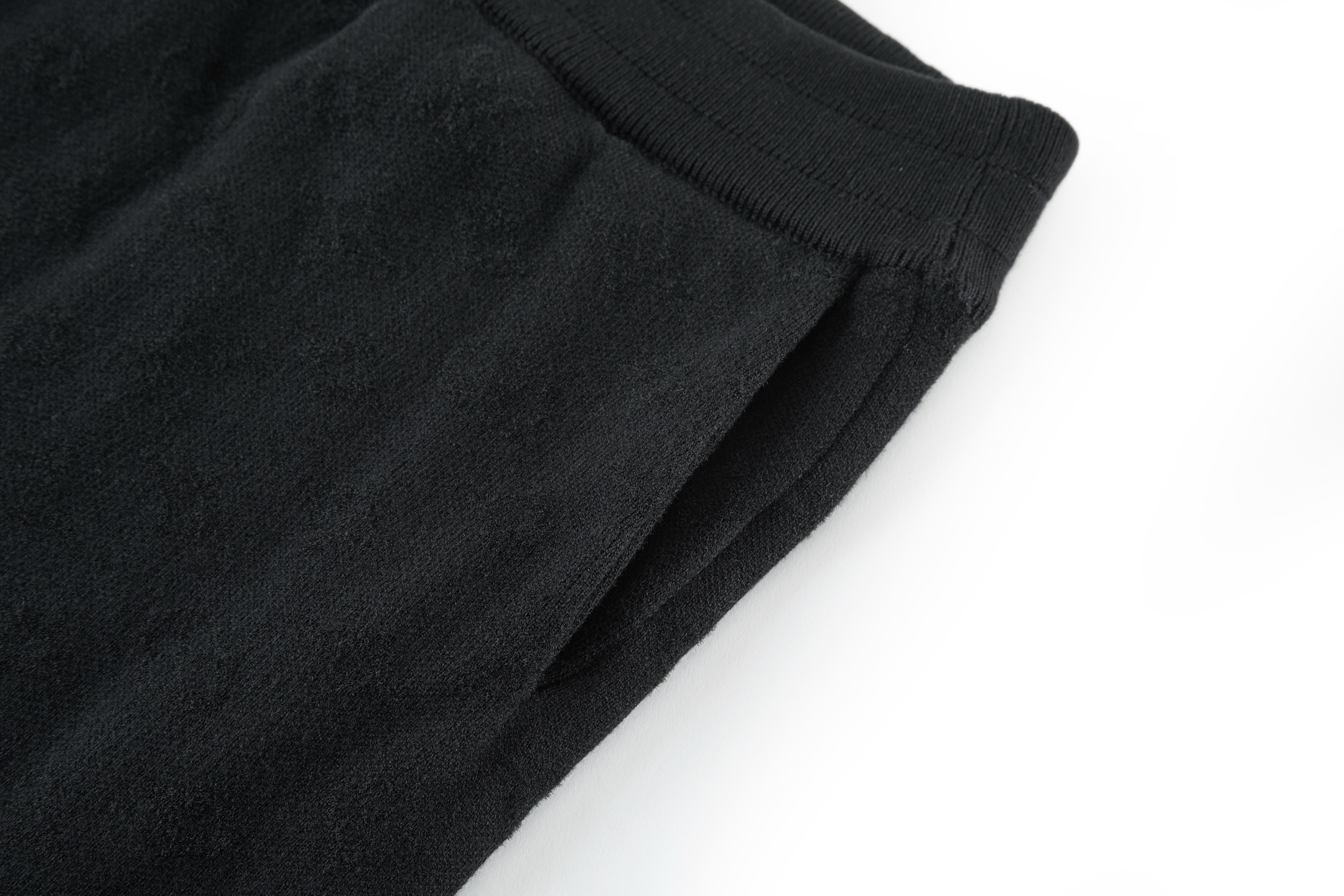 。LOUIS VUITTON 暗纹提花针织短裤
面料：采用40支双股定织面料，面料成份为85棉与15羊毛