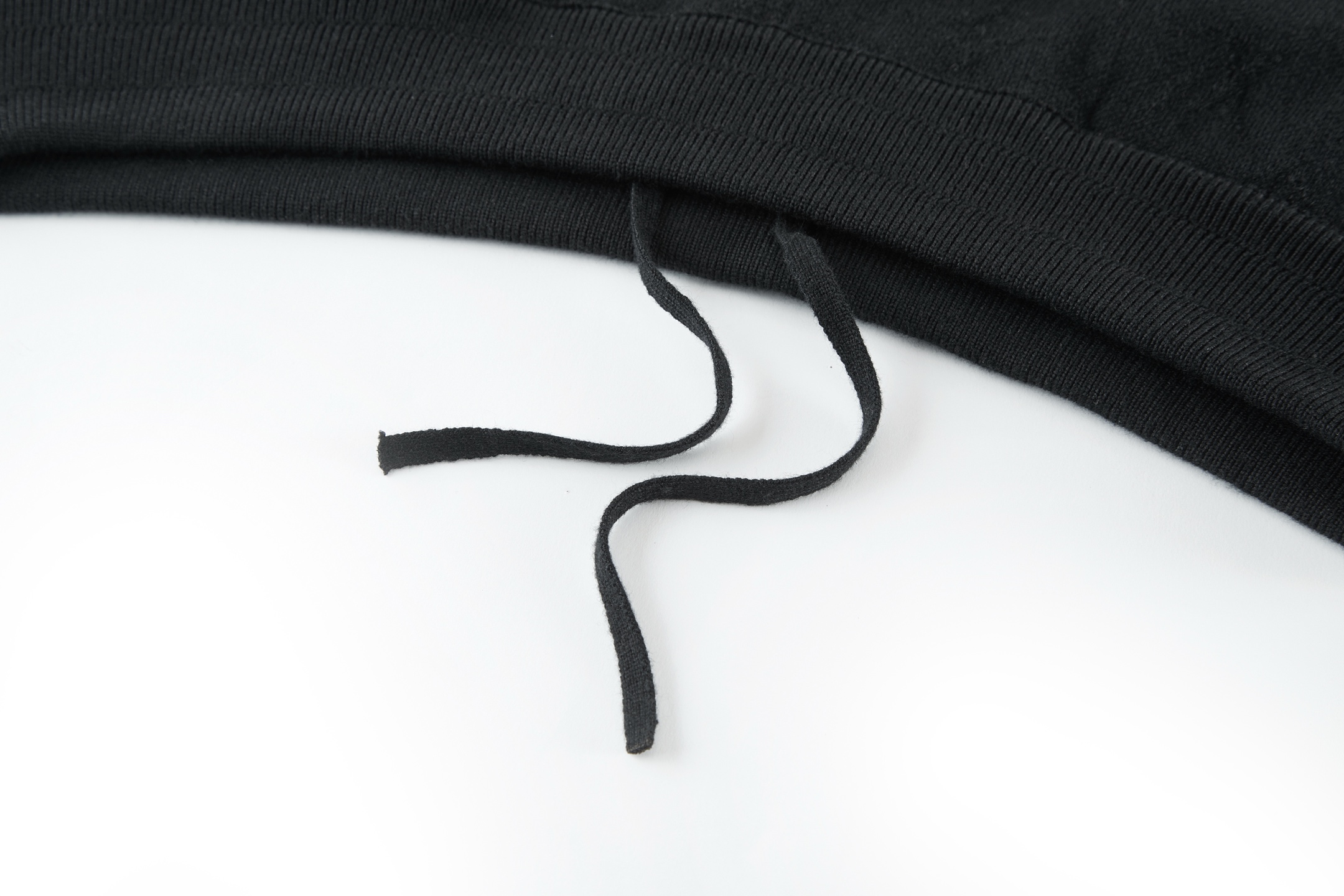 。LOUIS VUITTON 暗纹提花针织短裤
面料：采用40支双股定织面料，面料成份为85棉与15羊毛