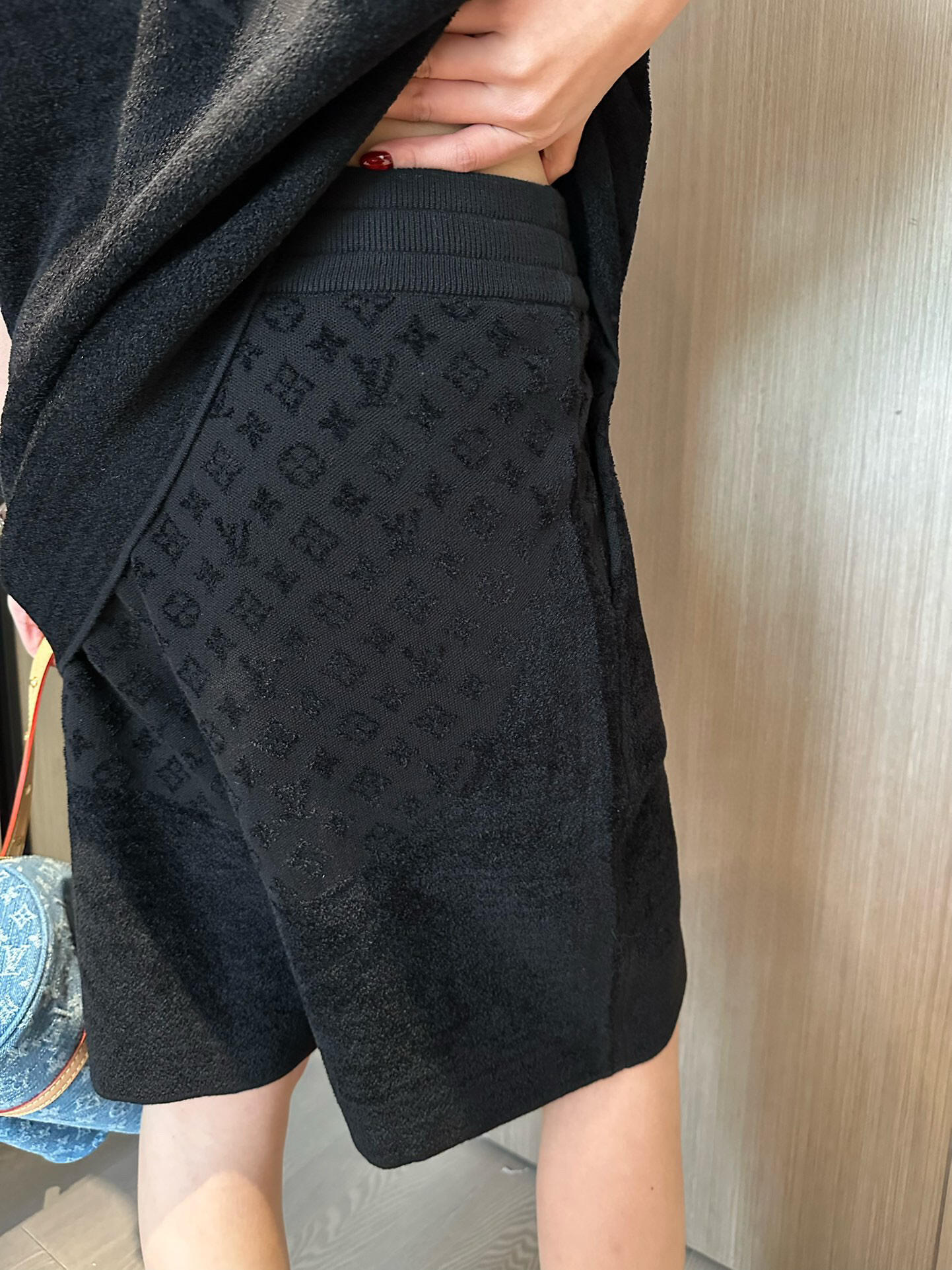 。LOUIS VUITTON 暗纹提花针织短裤
面料：采用40支双股定织面料，面料成份为85棉与15羊毛