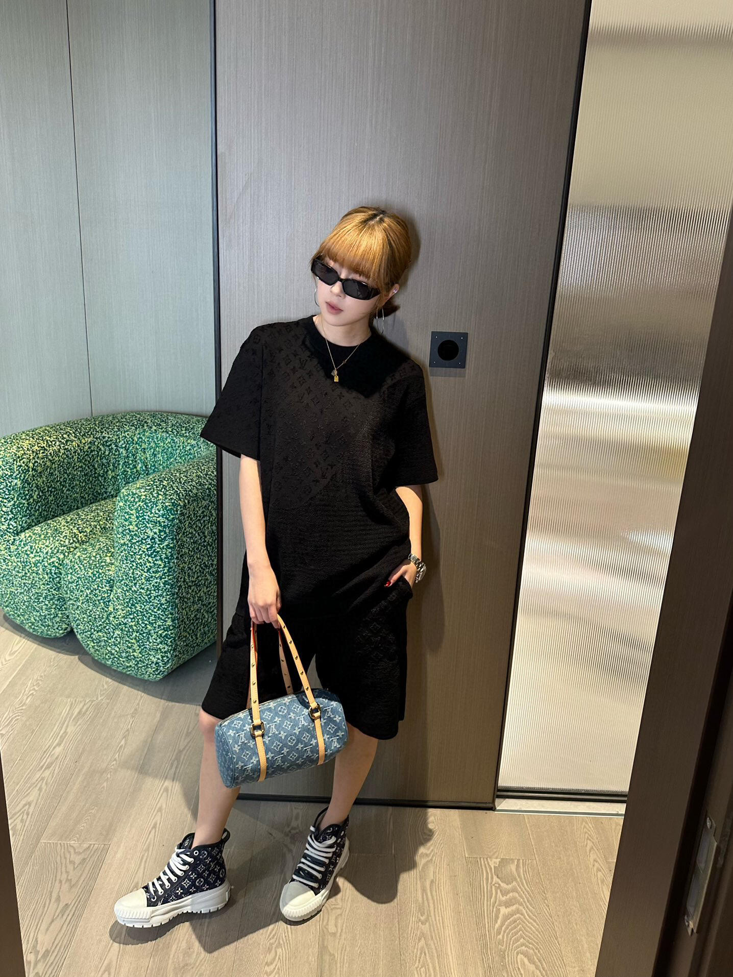 。LOUIS VUITTON 暗纹提花针织短裤
面料：采用40支双股定织面料，面料成份为85棉与15羊毛