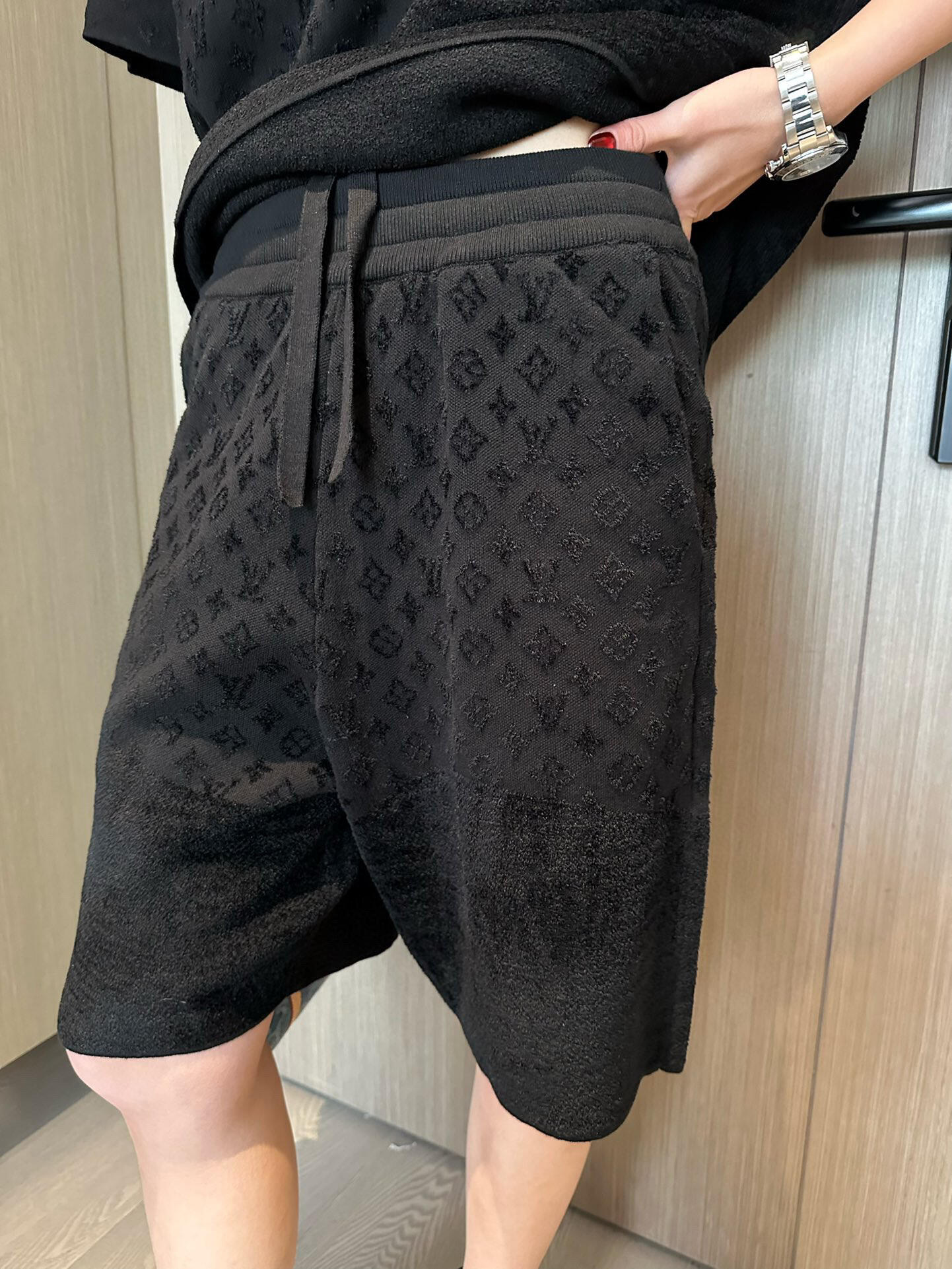 。LOUIS VUITTON 暗纹提花针织短裤
面料：采用40支双股定织面料，面料成份为85棉与15羊毛