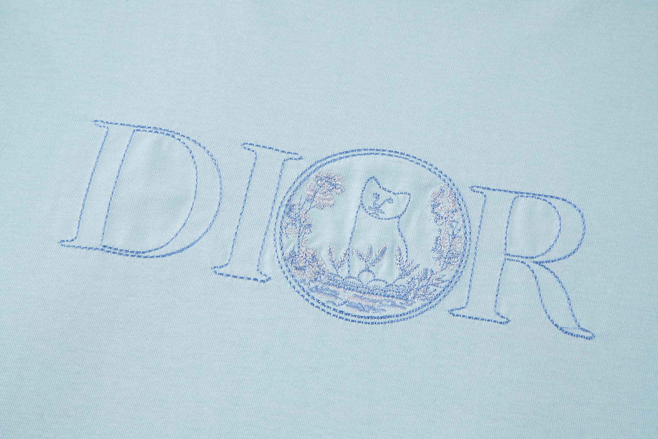 。Dior 刺绣小猫圆领短袖
面料：采用26织双纱面料，面料布匹洗水后为260克，罗文搭配1*1配套32