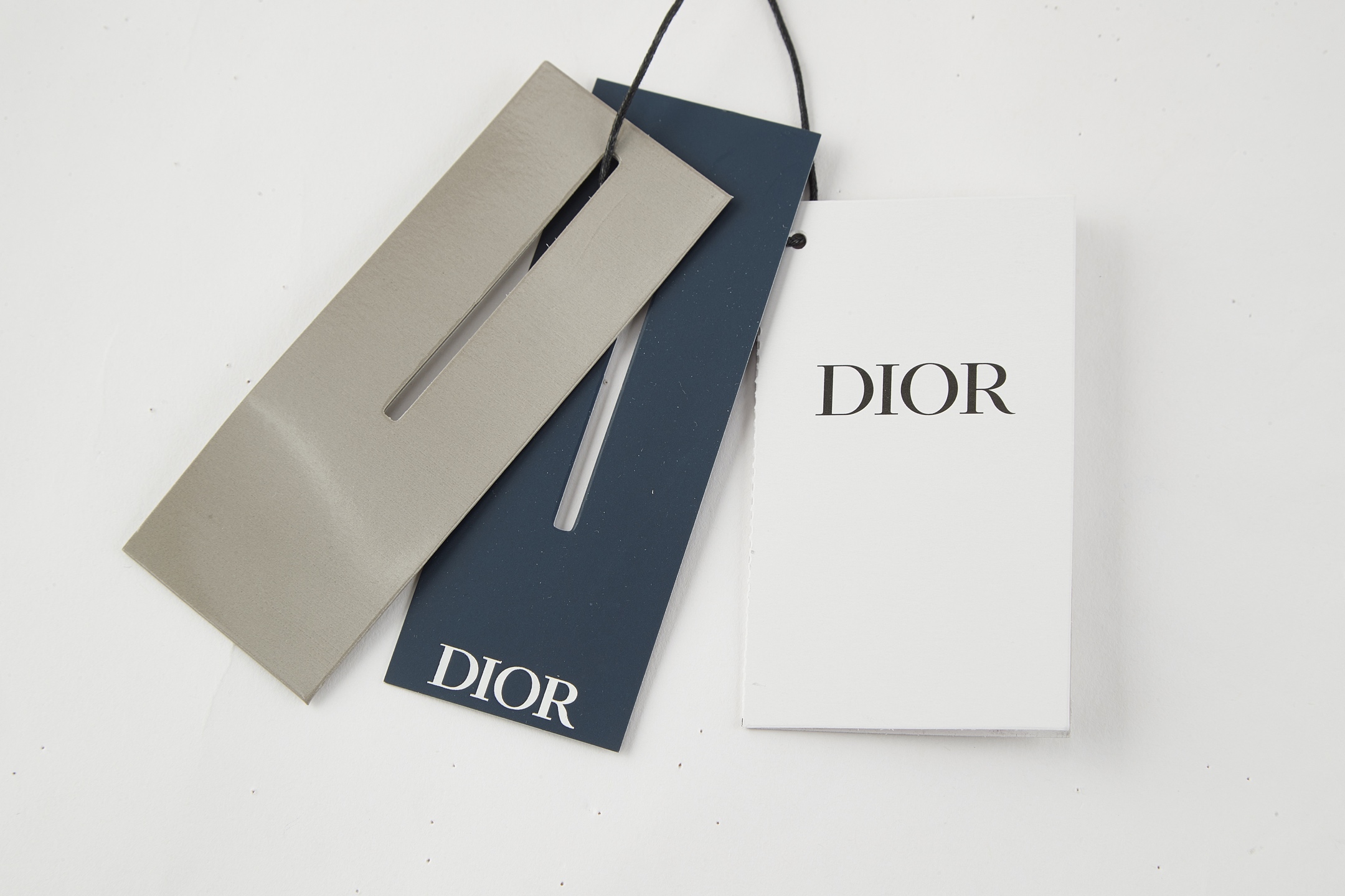 。Dior 刺绣小猫圆领短袖
面料：采用26织双纱面料，面料布匹洗水后为260克，罗文搭配1*1配套32
