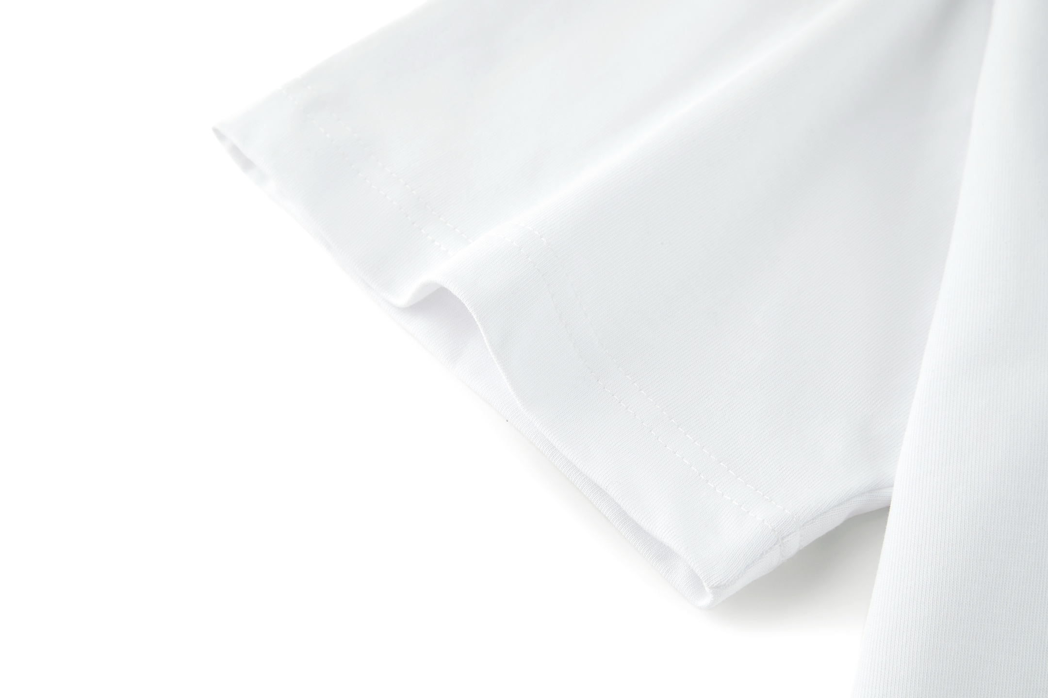 。Dior 刺绣小猫圆领短袖
面料：采用26织双纱面料，面料布匹洗水后为260克，罗文搭配1*1配套32