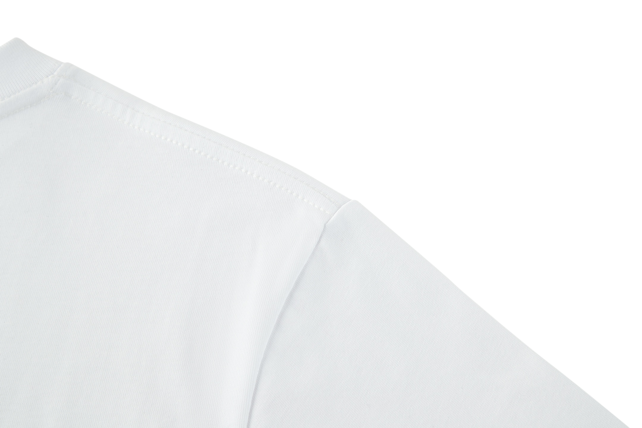 。Dior 刺绣小猫圆领短袖
面料：采用26织双纱面料，面料布匹洗水后为260克，罗文搭配1*1配套32