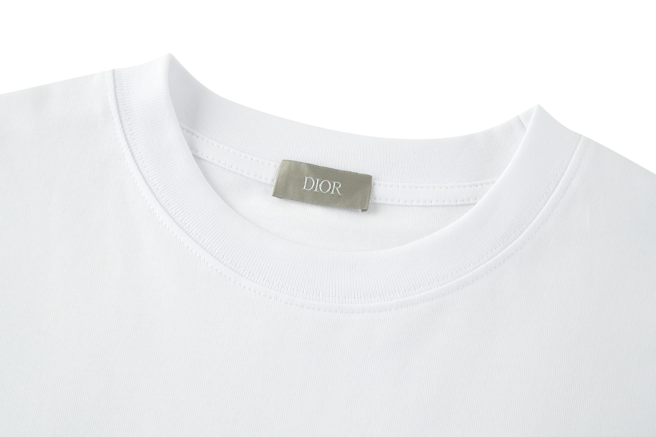 。Dior 刺绣小猫圆领短袖
面料：采用26织双纱面料，面料布匹洗水后为260克，罗文搭配1*1配套32