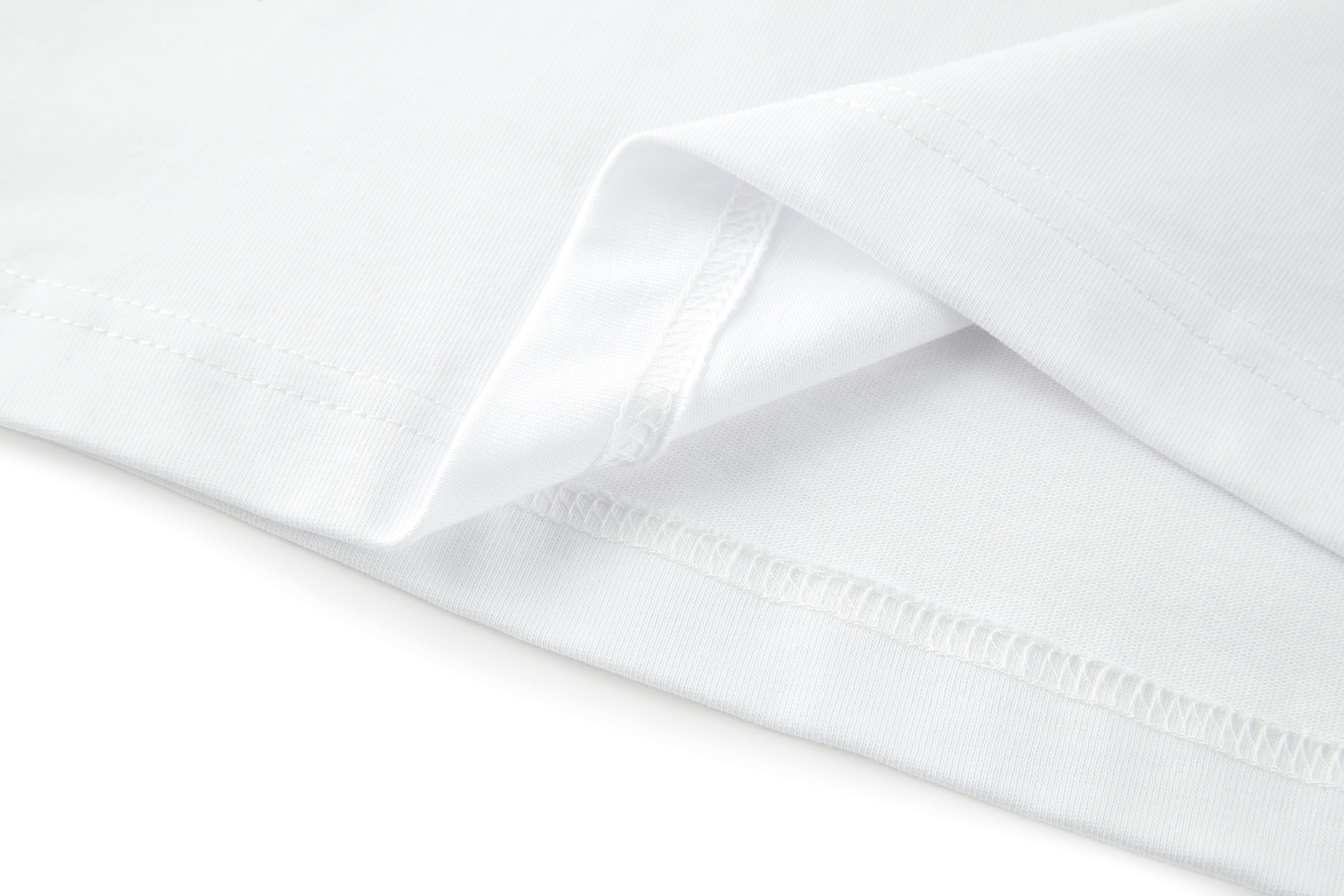 。Dior 刺绣小猫圆领短袖
面料：采用26织双纱面料，面料布匹洗水后为260克，罗文搭配1*1配套32