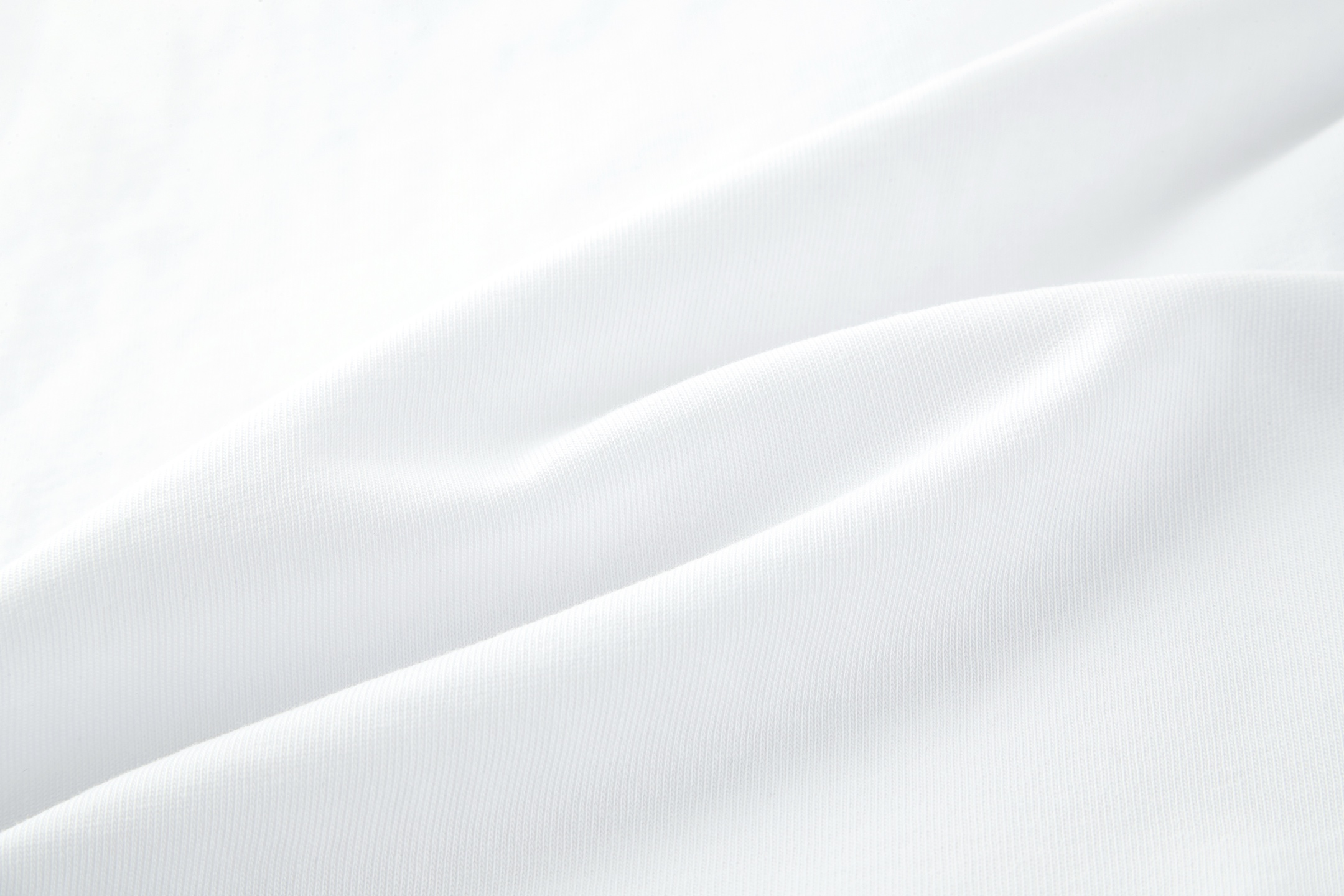 。Dior 刺绣小猫圆领短袖
面料：采用26织双纱面料，面料布匹洗水后为260克，罗文搭配1*1配套32