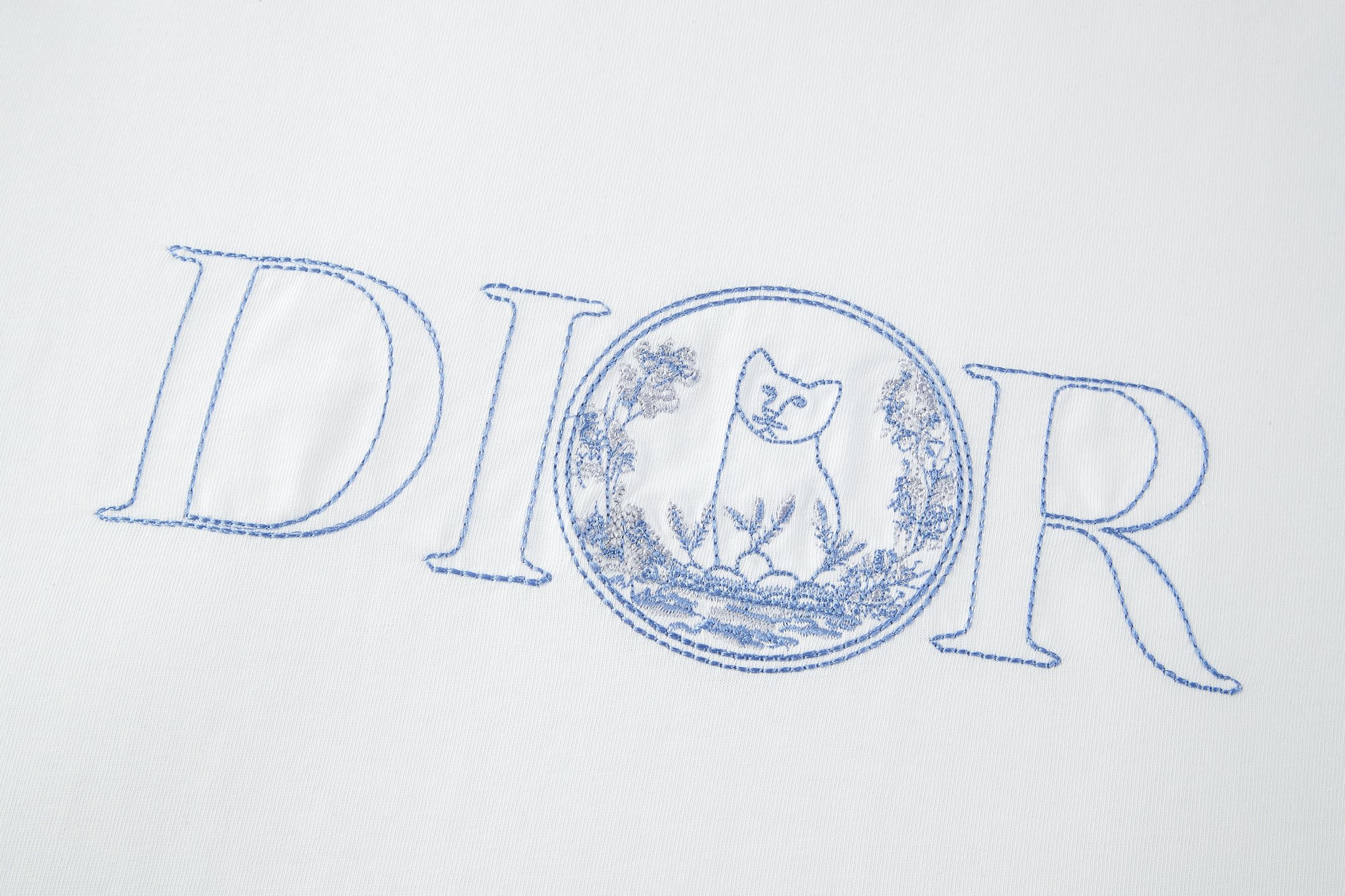 。Dior 刺绣小猫圆领短袖
面料：采用26织双纱面料，面料布匹洗水后为260克，罗文搭配1*1配套32