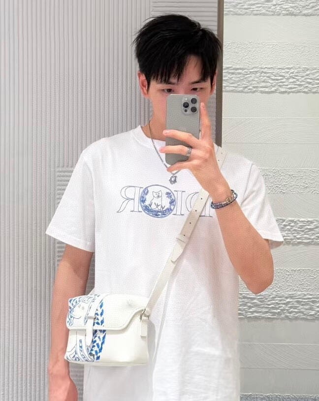 。Dior 刺绣小猫圆领短袖
面料：采用26织双纱面料，面料布匹洗水后为260克，罗文搭配1*1配套32