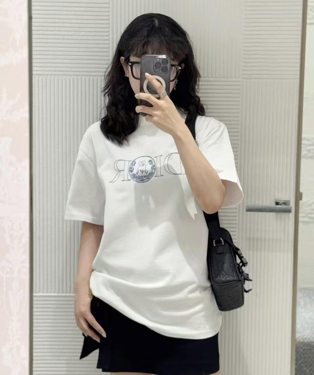 。Dior 刺绣小猫圆领短袖
面料：采用26织双纱面料，面料布匹洗水后为260克，罗文搭配1*1配套32