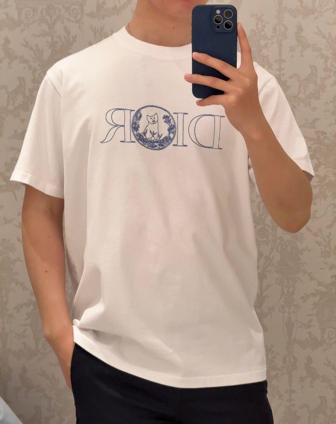 。Dior 刺绣小猫圆领短袖
面料：采用26织双纱面料，面料布匹洗水后为260克，罗文搭配1*1配套32