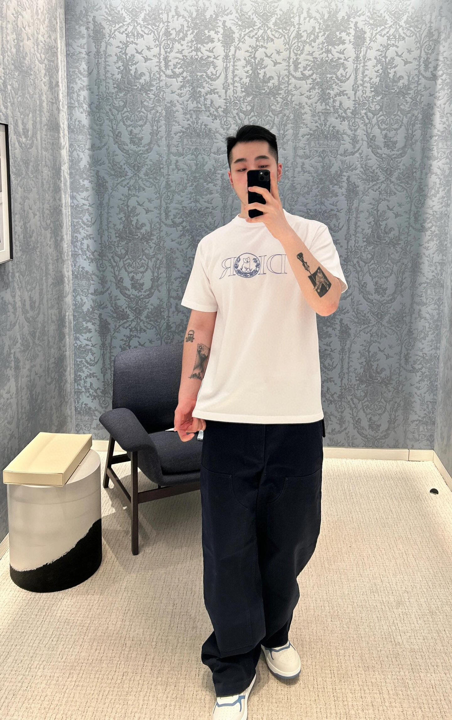 。Dior 刺绣小猫圆领短袖
面料：采用26织双纱面料，面料布匹洗水后为260克，罗文搭配1*1配套32