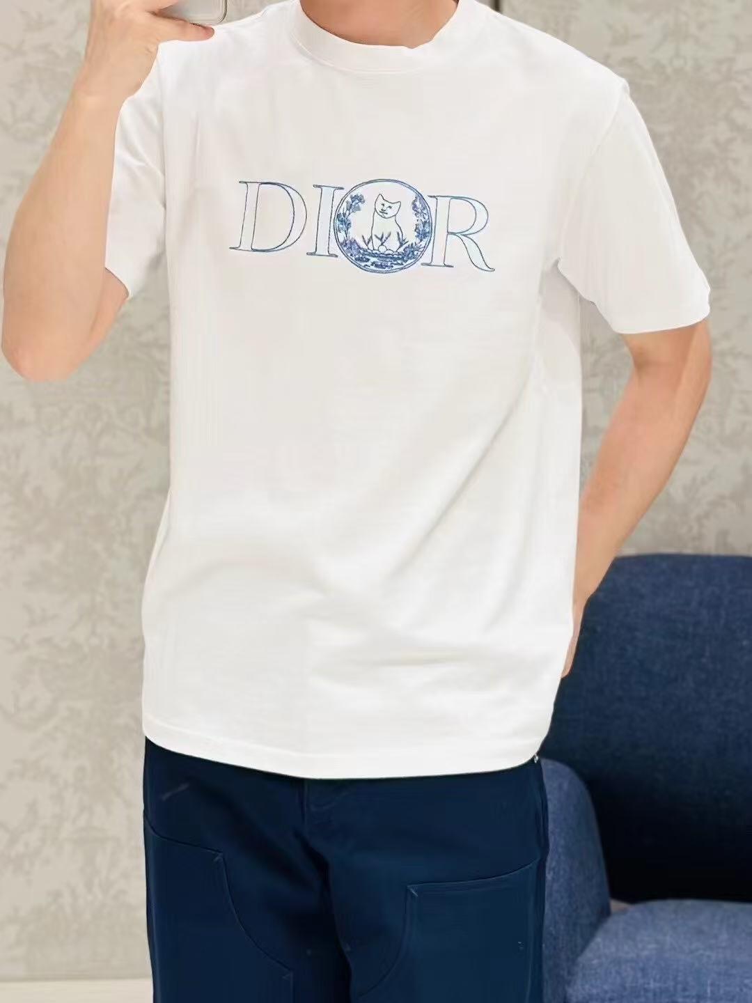 。Dior 刺绣小猫圆领短袖
面料：采用26织双纱面料，面料布匹洗水后为260克，罗文搭配1*1配套32