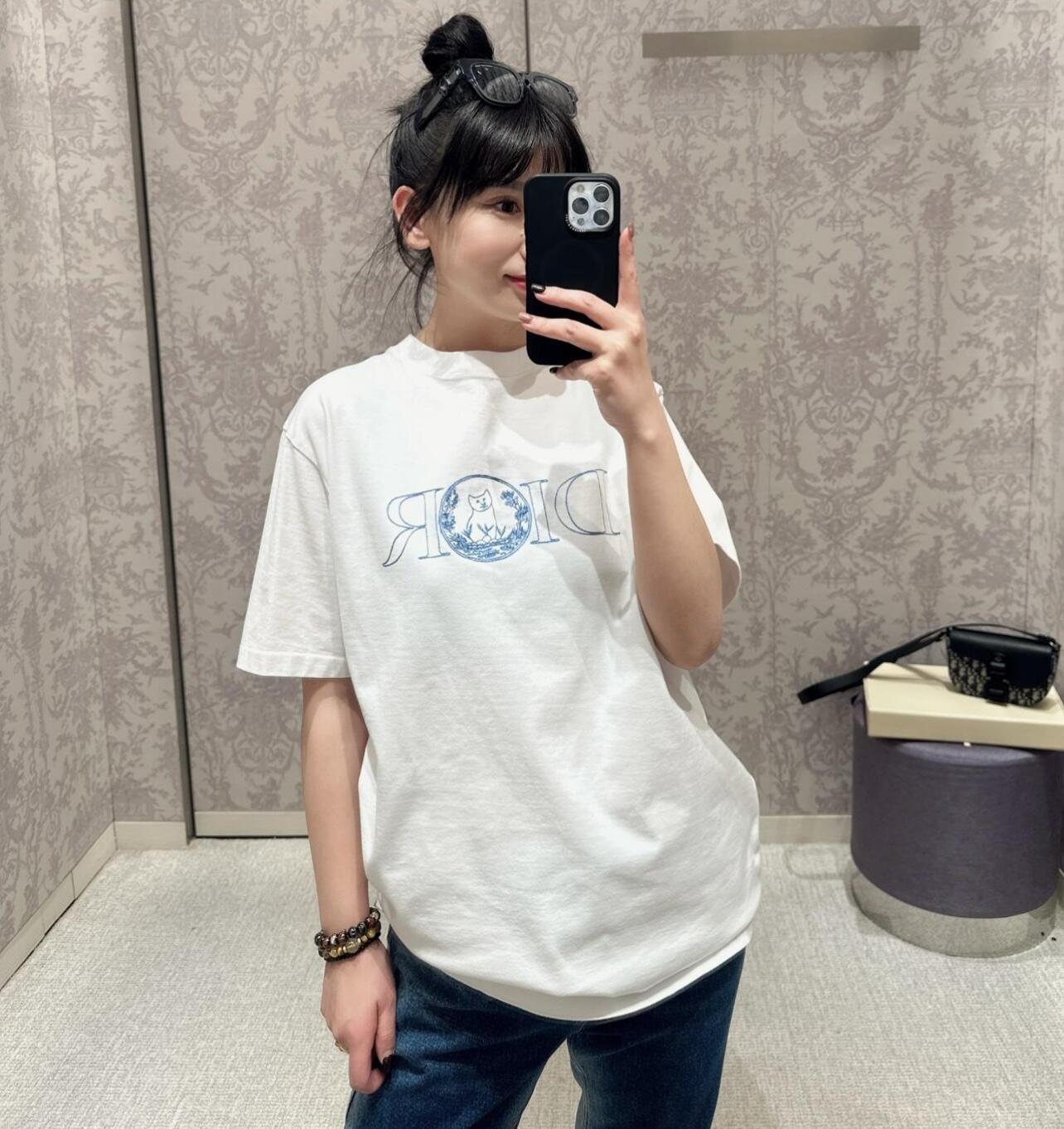 。Dior 刺绣小猫圆领短袖
面料：采用26织双纱面料，面料布匹洗水后为260克，罗文搭配1*1配套32