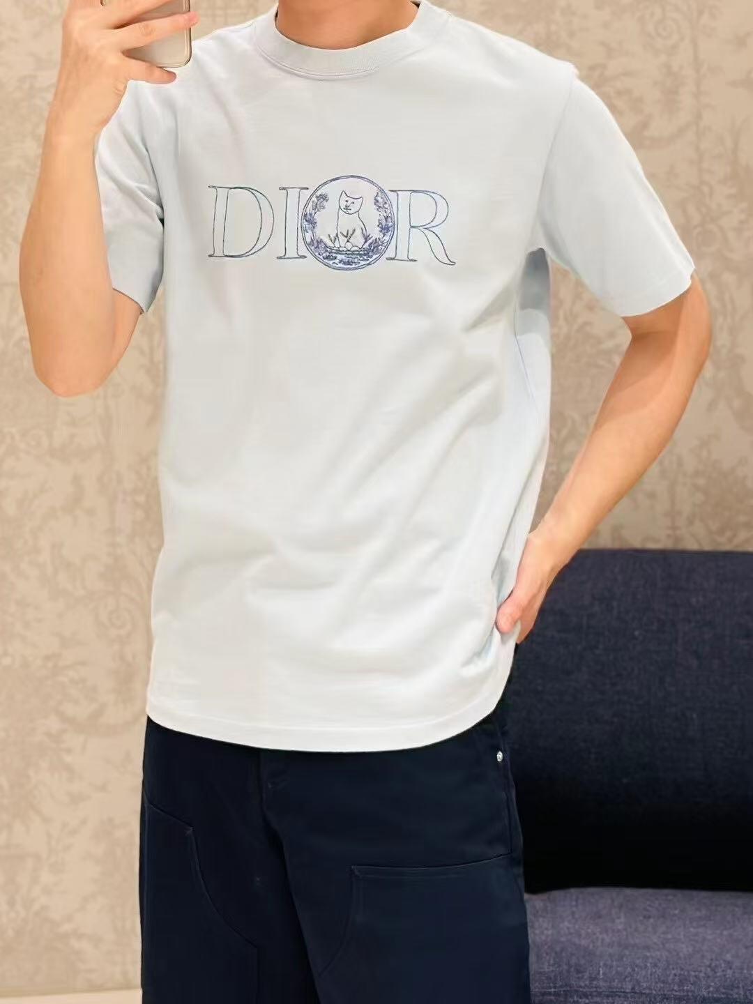 。Dior 刺绣小猫圆领短袖
面料：采用26织双纱面料，面料布匹洗水后为260克，罗文搭配1*1配套32