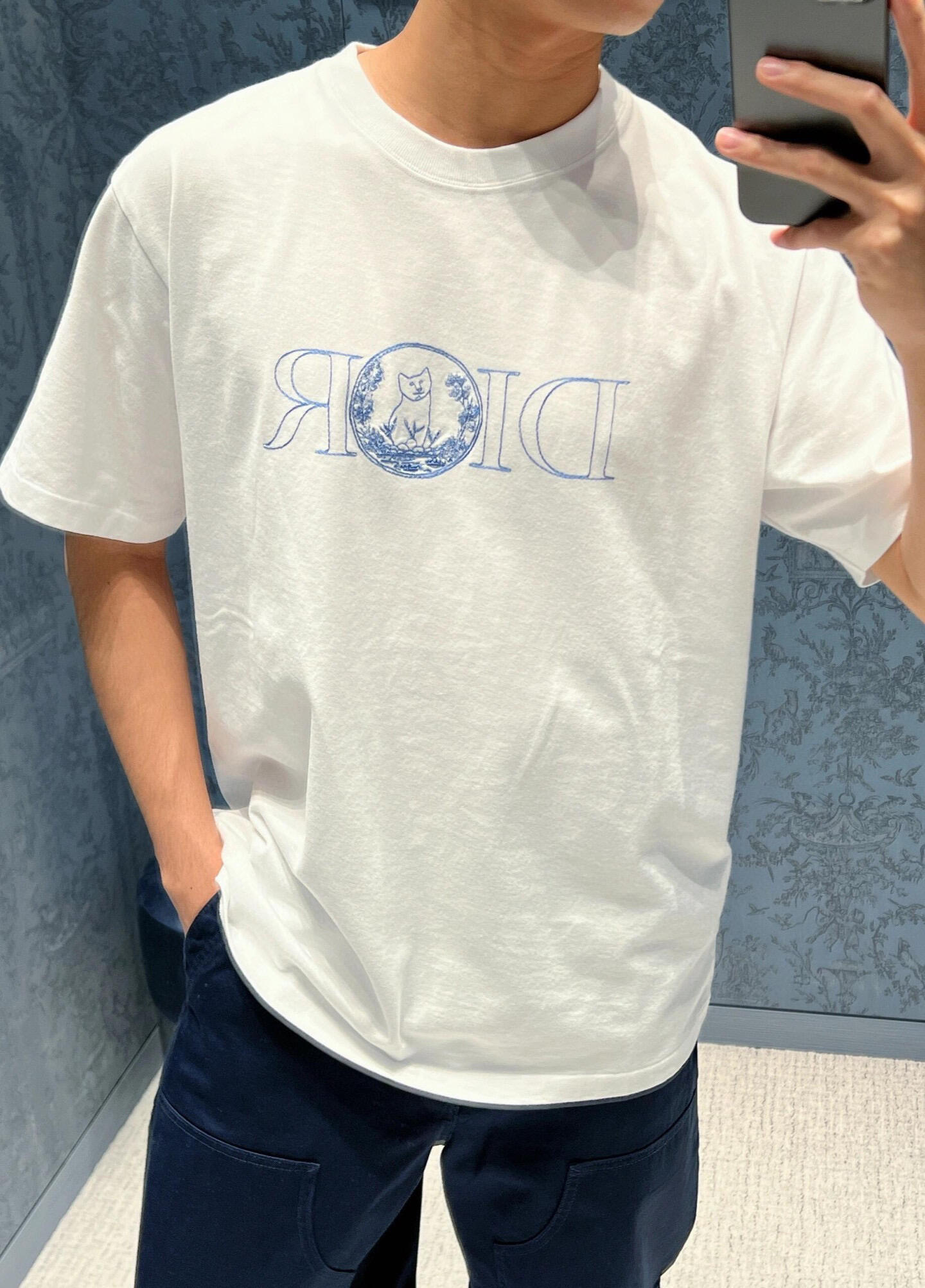 。Dior 刺绣小猫圆领短袖
面料：采用26织双纱面料，面料布匹洗水后为260克，罗文搭配1*1配套32