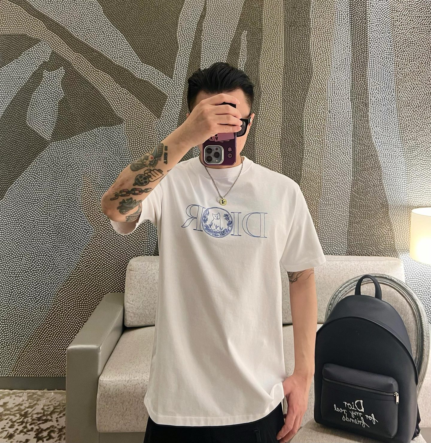 。Dior 刺绣小猫圆领短袖
面料：采用26织双纱面料，面料布匹洗水后为260克，罗文搭配1*1配套32