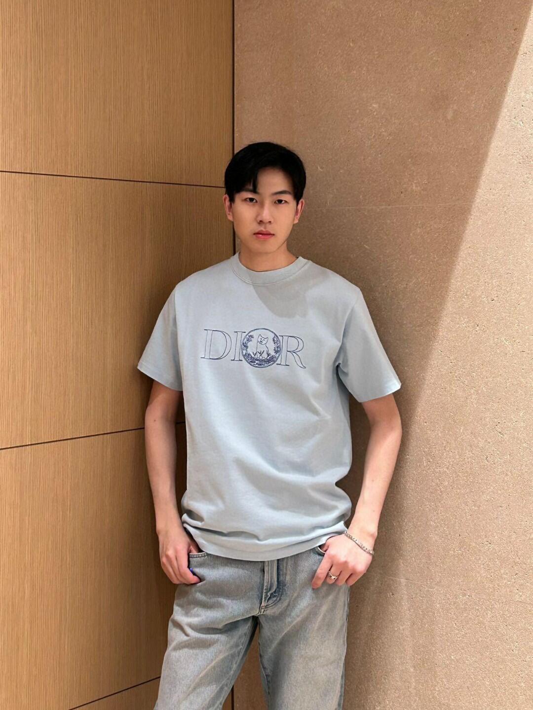 。Dior 刺绣小猫圆领短袖
面料：采用26织双纱面料，面料布匹洗水后为260克，罗文搭配1*1配套32