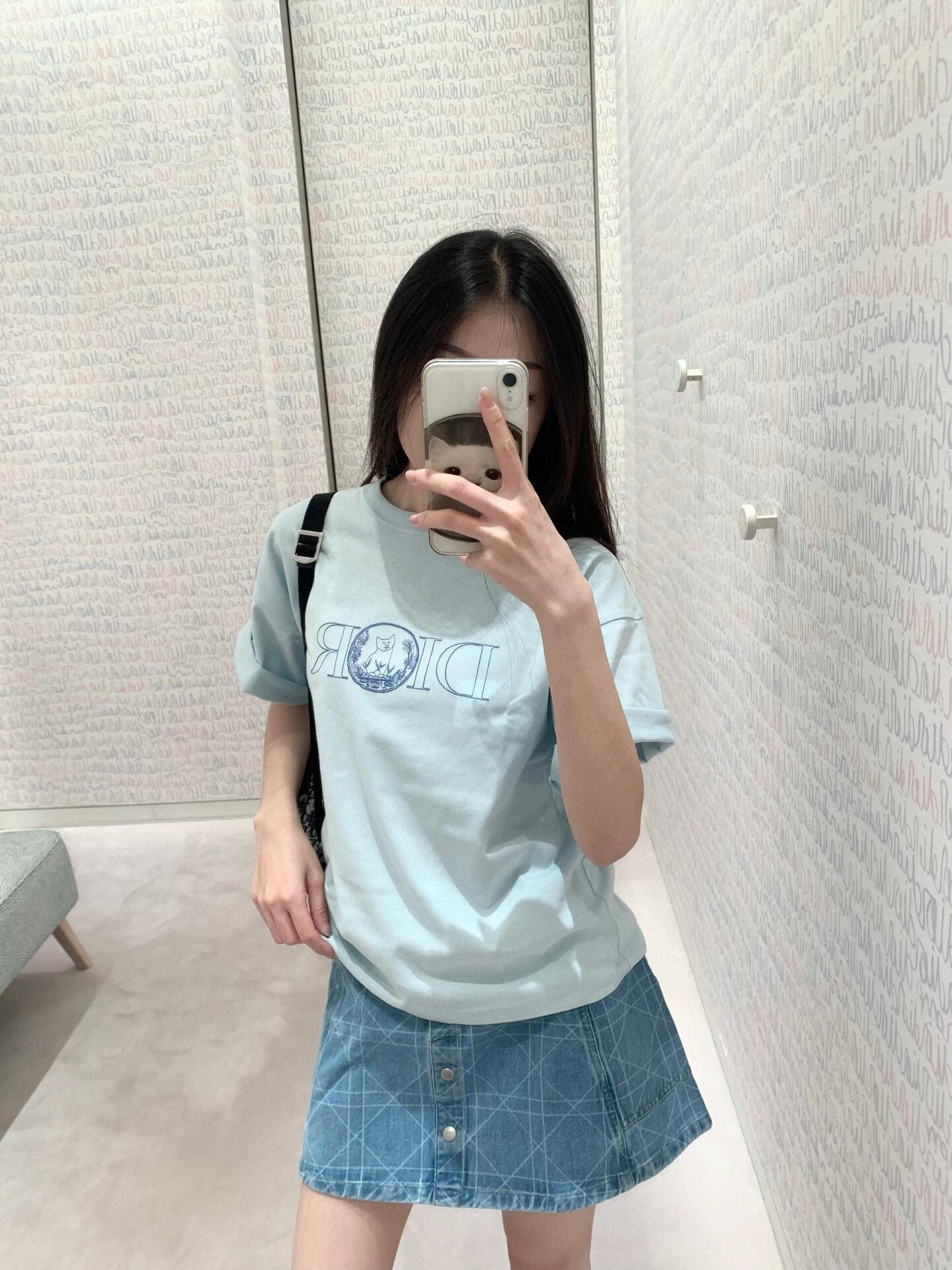 。Dior 刺绣小猫圆领短袖
面料：采用26织双纱面料，面料布匹洗水后为260克，罗文搭配1*1配套32