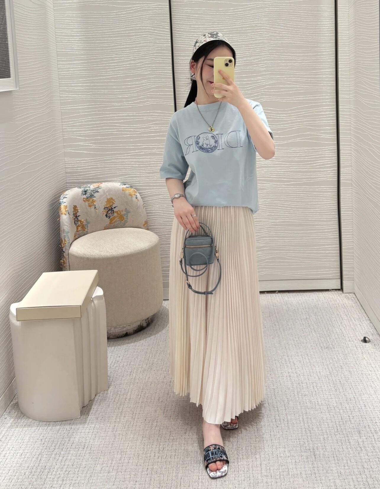 。Dior 刺绣小猫圆领短袖
面料：采用26织双纱面料，面料布匹洗水后为260克，罗文搭配1*1配套32