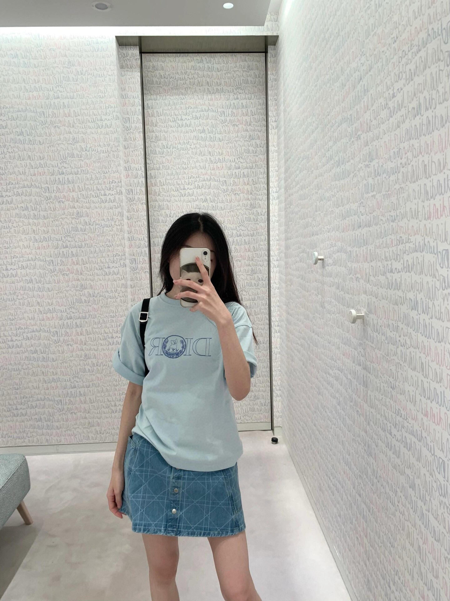 。Dior 刺绣小猫圆领短袖
面料：采用26织双纱面料，面料布匹洗水后为260克，罗文搭配1*1配套32