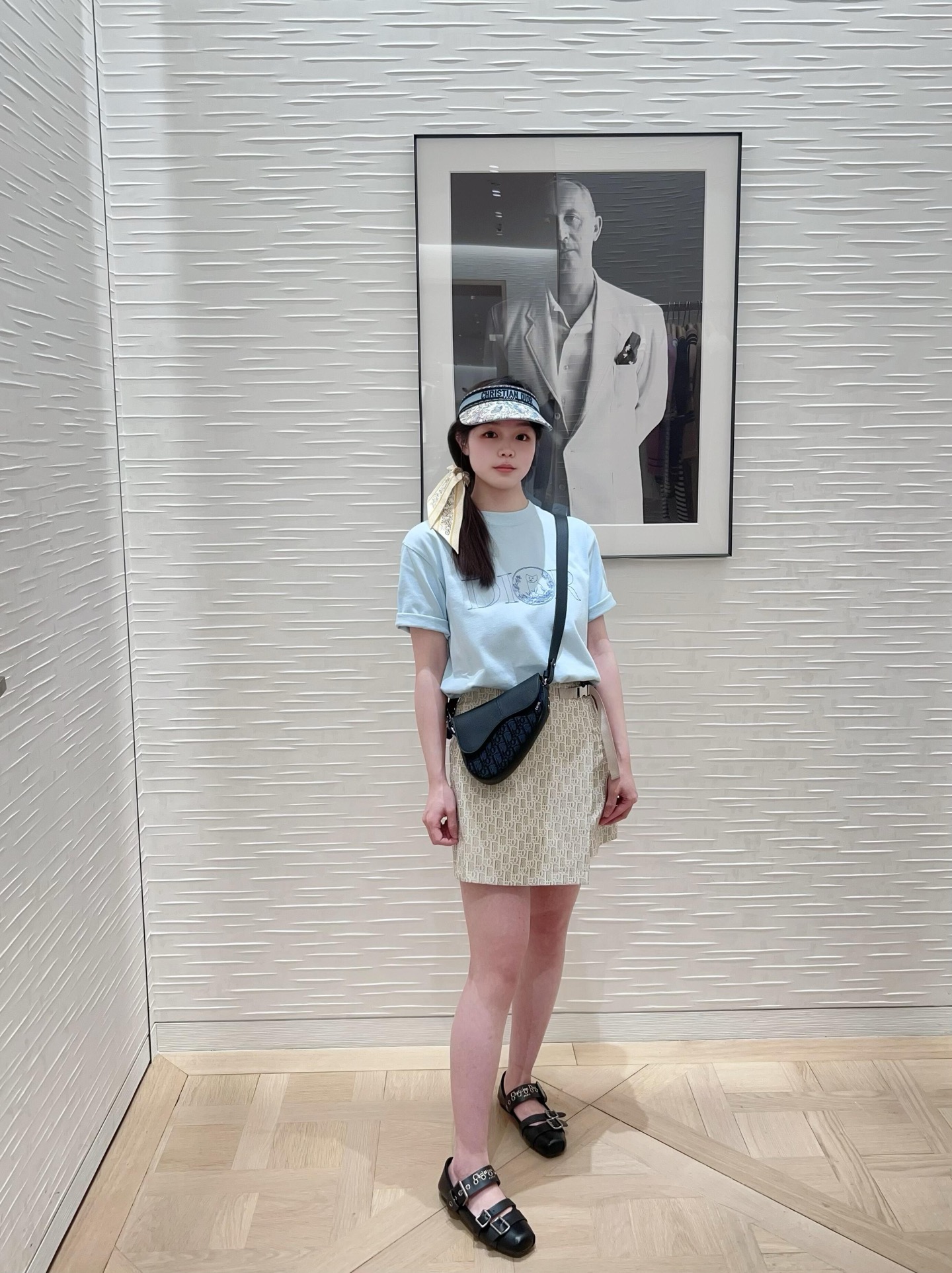 。Dior 刺绣小猫圆领短袖
面料：采用26织双纱面料，面料布匹洗水后为260克，罗文搭配1*1配套32