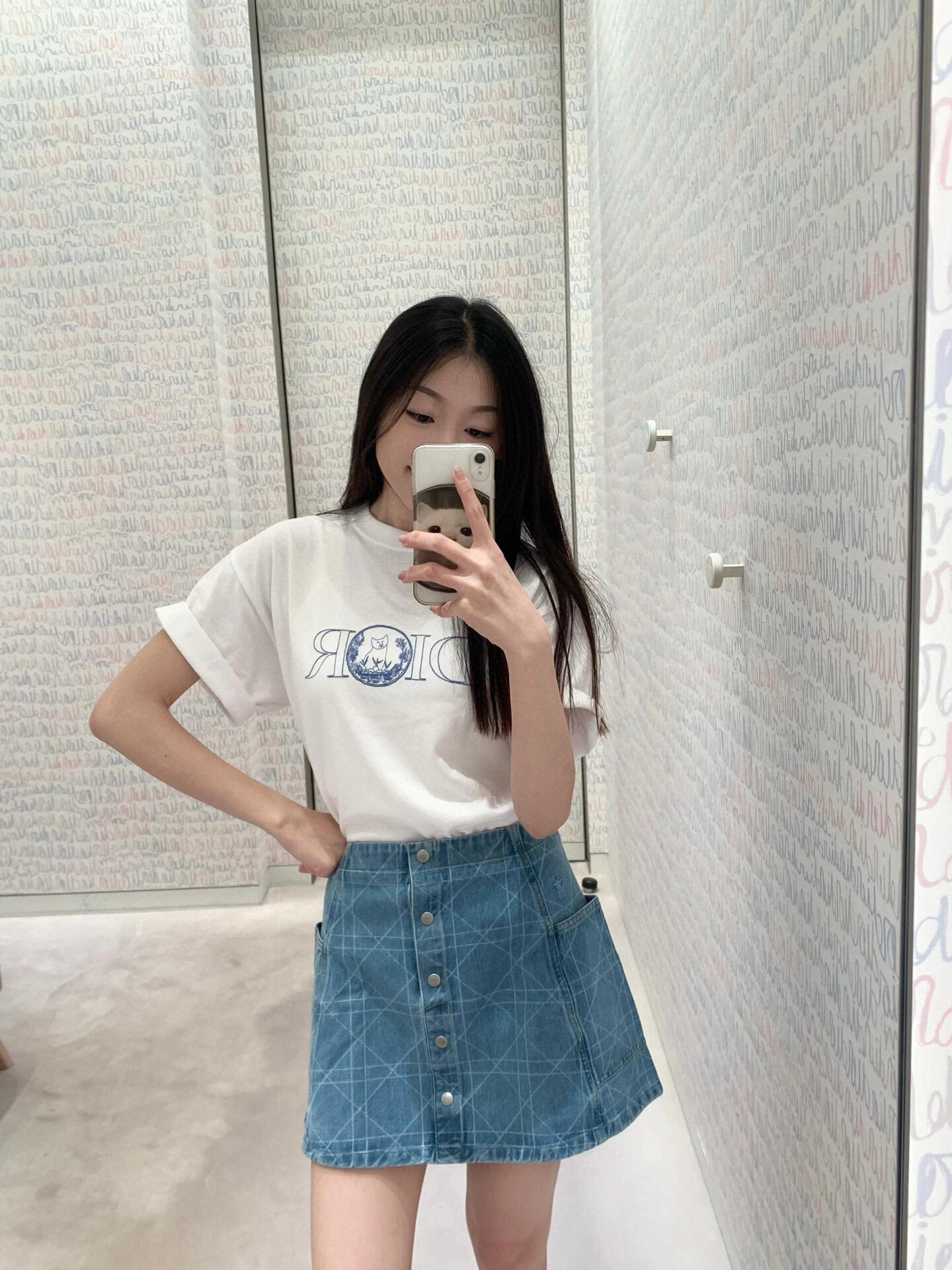 。Dior 刺绣小猫圆领短袖
面料：采用26织双纱面料，面料布匹洗水后为260克，罗文搭配1*1配套32