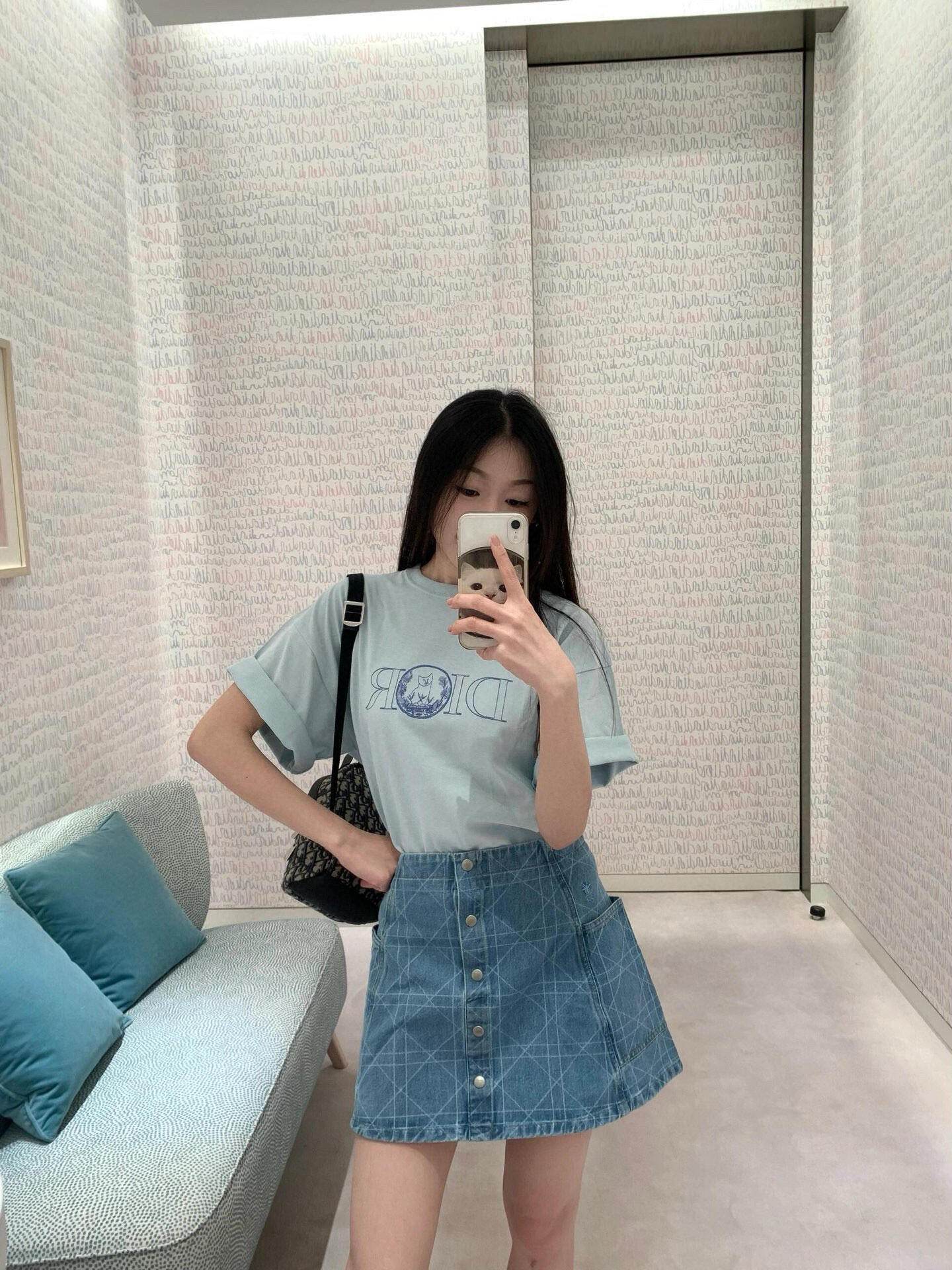 。Dior 刺绣小猫圆领短袖
面料：采用26织双纱面料，面料布匹洗水后为260克，罗文搭配1*1配套32