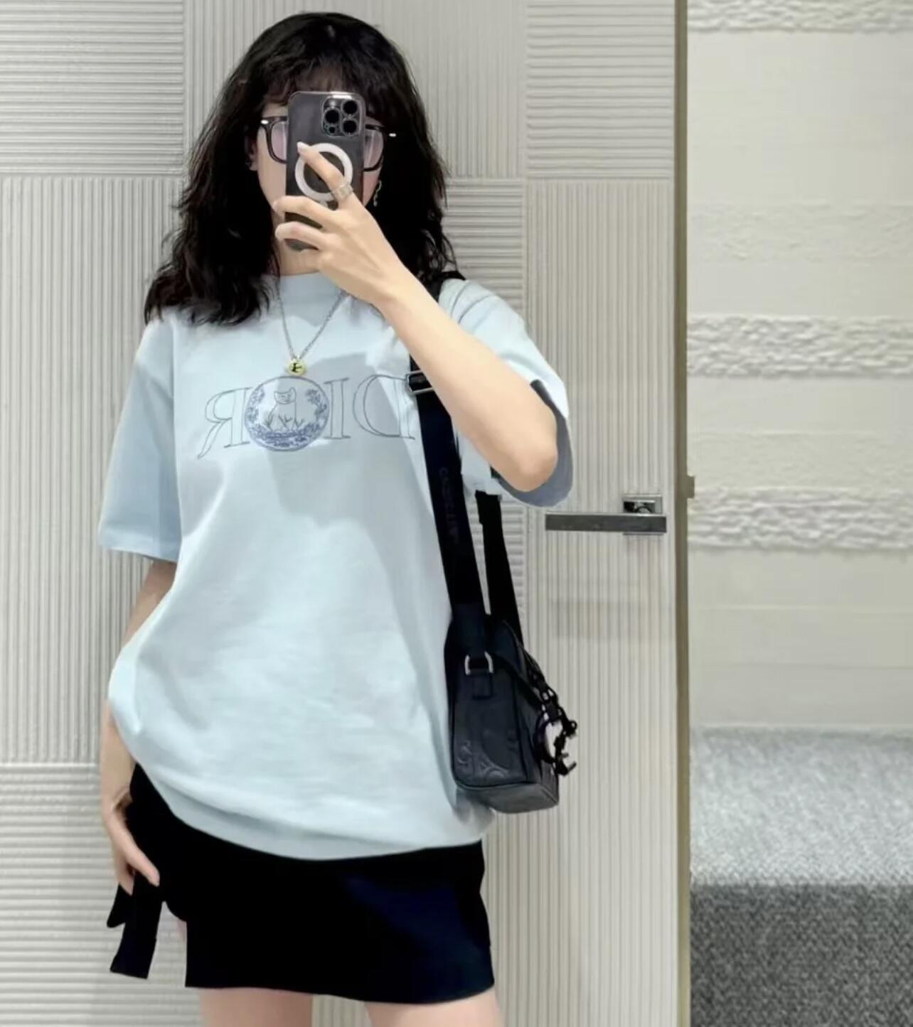 。Dior 刺绣小猫圆领短袖
面料：采用26织双纱面料，面料布匹洗水后为260克，罗文搭配1*1配套32