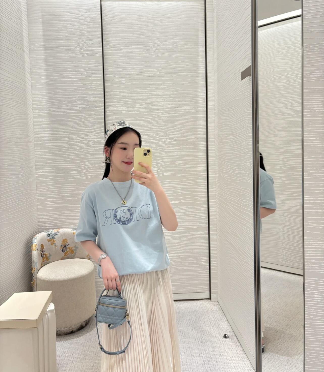 。Dior 刺绣小猫圆领短袖
面料：采用26织双纱面料，面料布匹洗水后为260克，罗文搭配1*1配套32