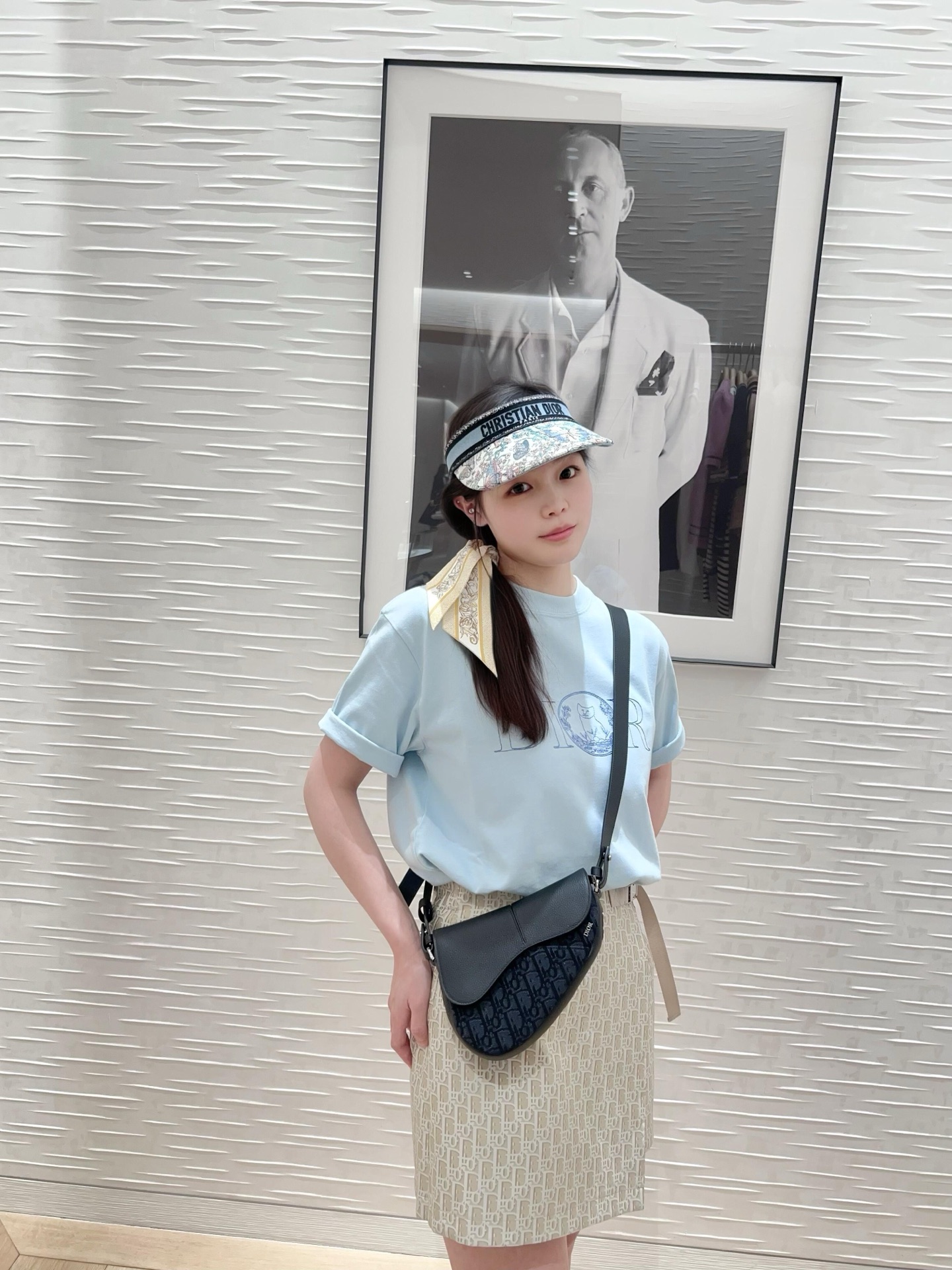 。Dior 刺绣小猫圆领短袖
面料：采用26织双纱面料，面料布匹洗水后为260克，罗文搭配1*1配套32